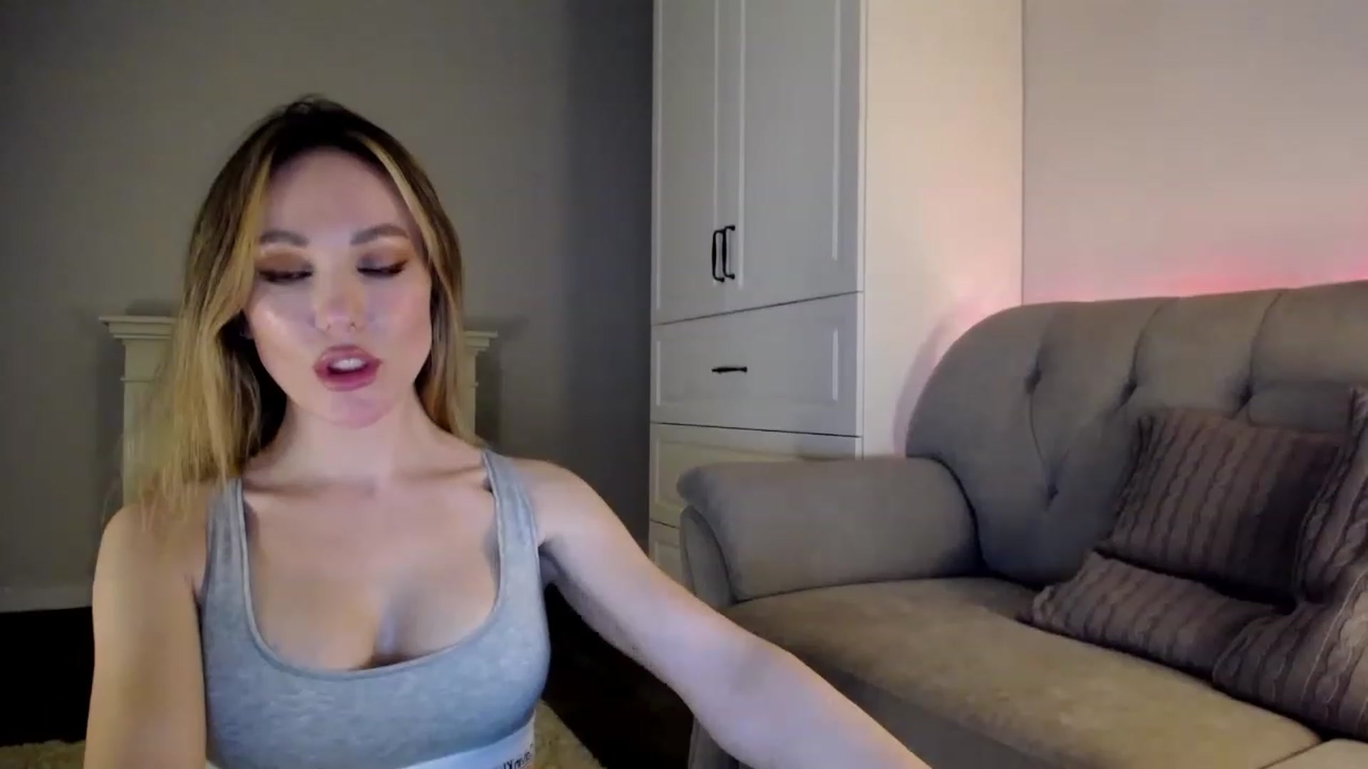 Gallery image thumbnail from Elysewine's myfreecams stream on, 04/08/2023, 08:26 image 14 of 20
