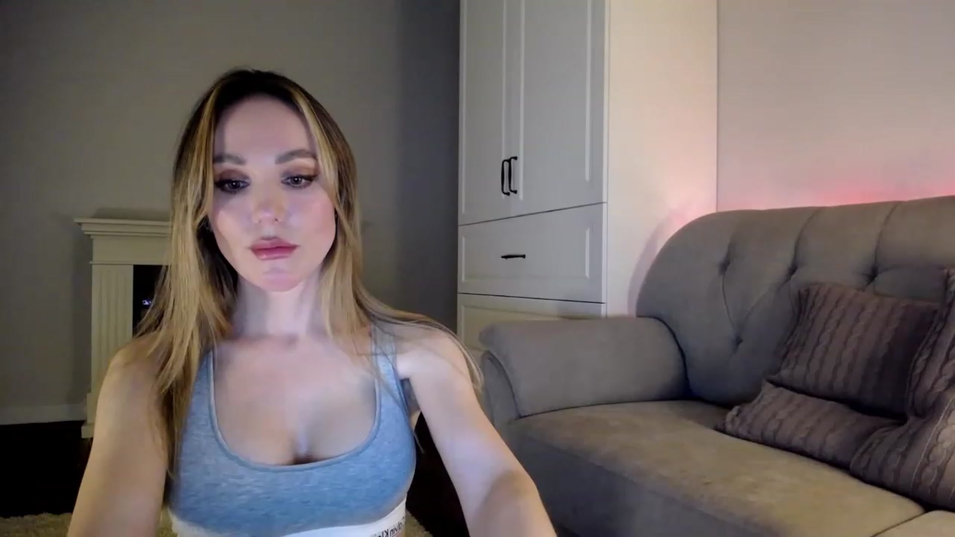 Gallery image thumbnail from Elysewine's myfreecams stream on, 04/08/2023, 08:26 image 7 of 20
