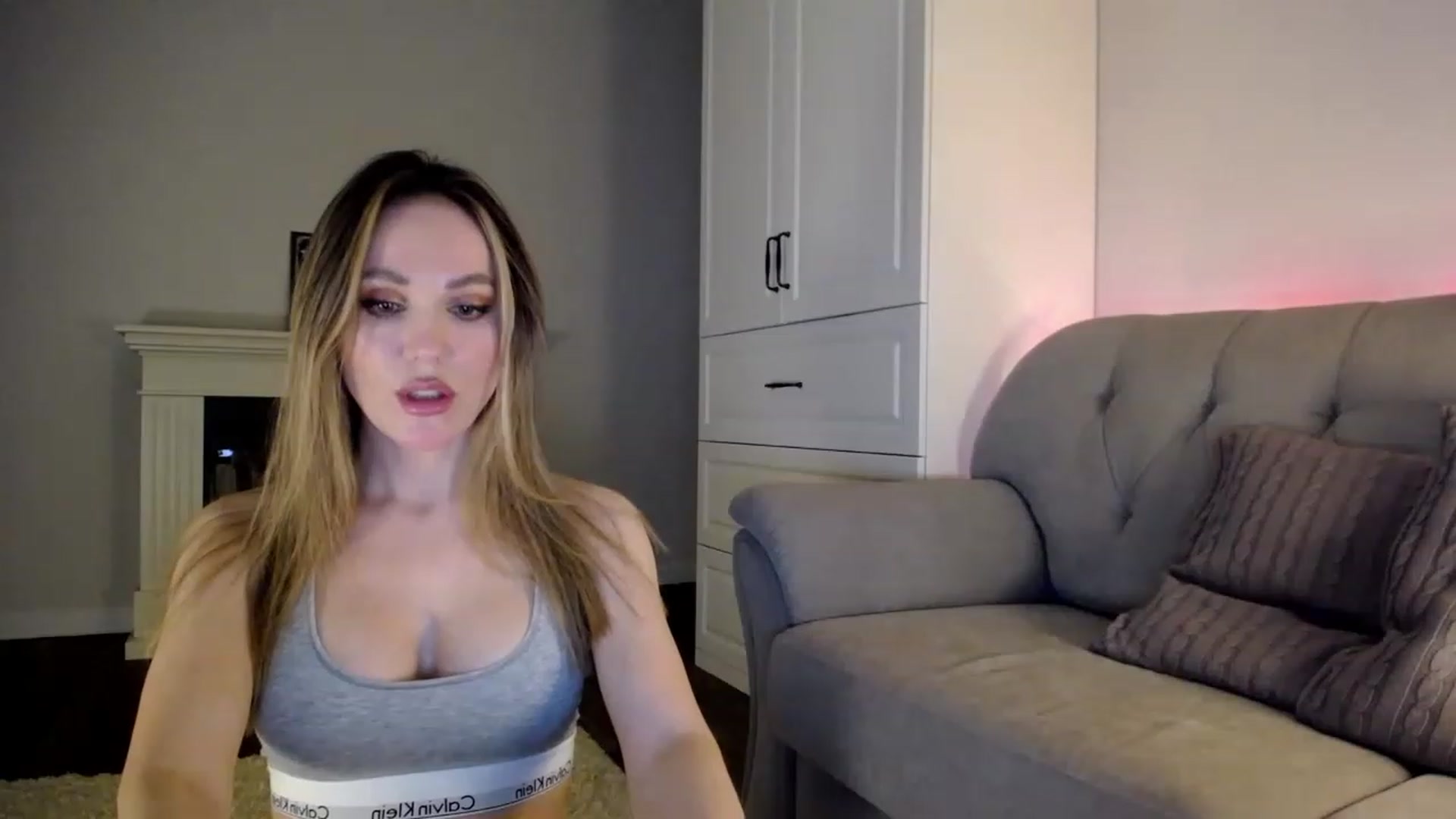 Gallery image thumbnail from Elysewine's myfreecams stream on, 04/08/2023, 08:26 image 3 of 20