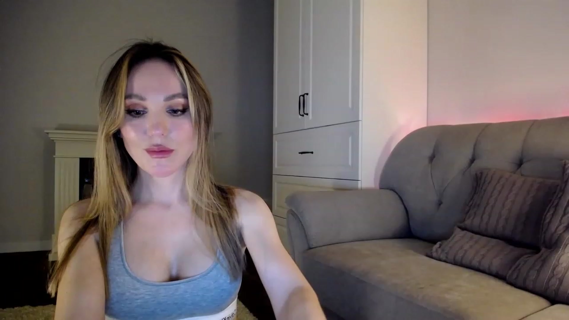 Gallery image thumbnail from Elysewine's myfreecams stream on, 04/08/2023, 08:26 image 9 of 20