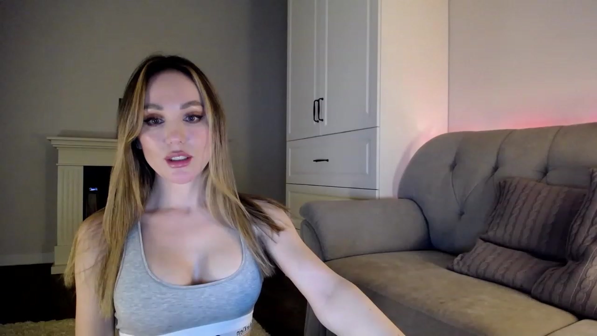 Gallery image thumbnail from Elysewine's myfreecams stream on, 04/08/2023, 08:26 image 6 of 20