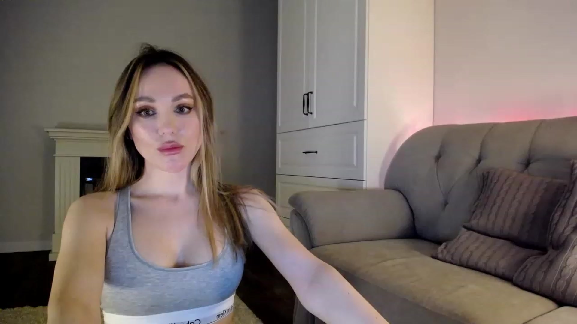 Gallery image thumbnail from Elysewine's myfreecams stream on, 04/08/2023, 08:26 image 1 of 20