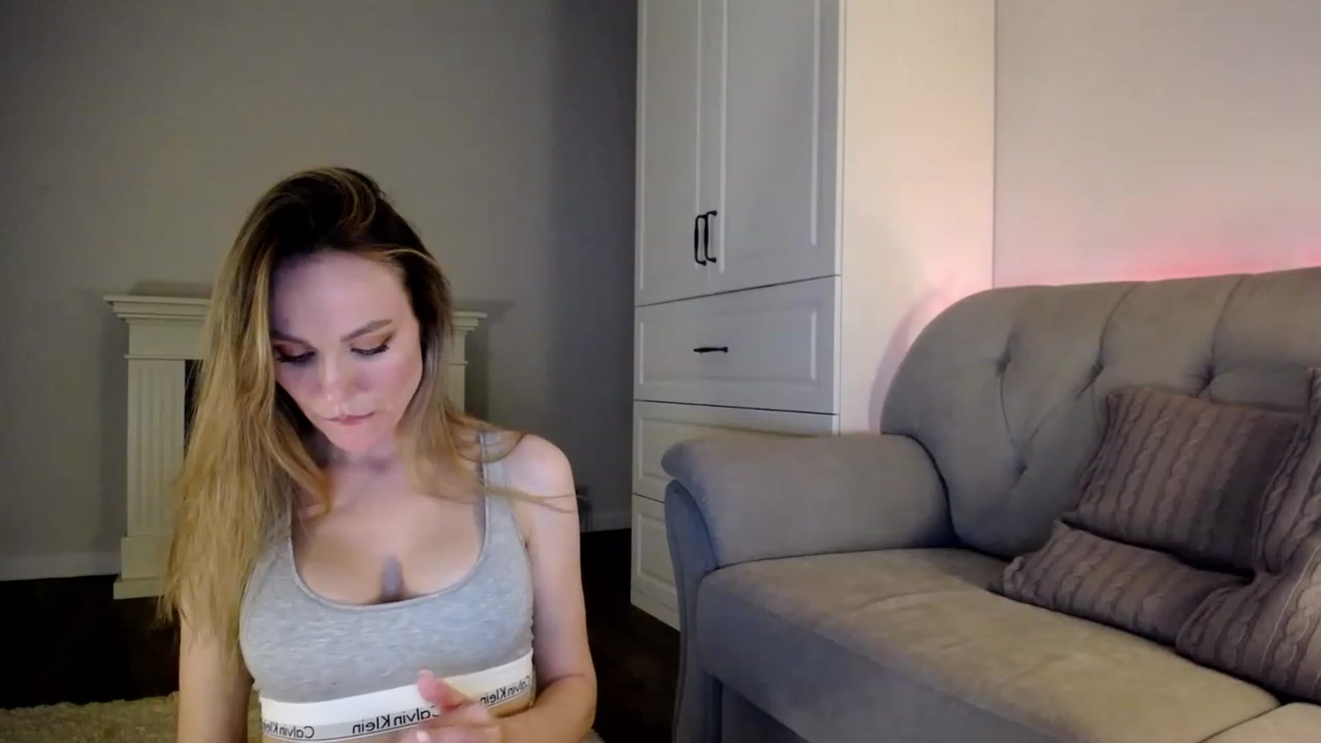 Gallery image thumbnail from Elysewine's myfreecams stream on, 04/08/2023, 08:26 image 4 of 20