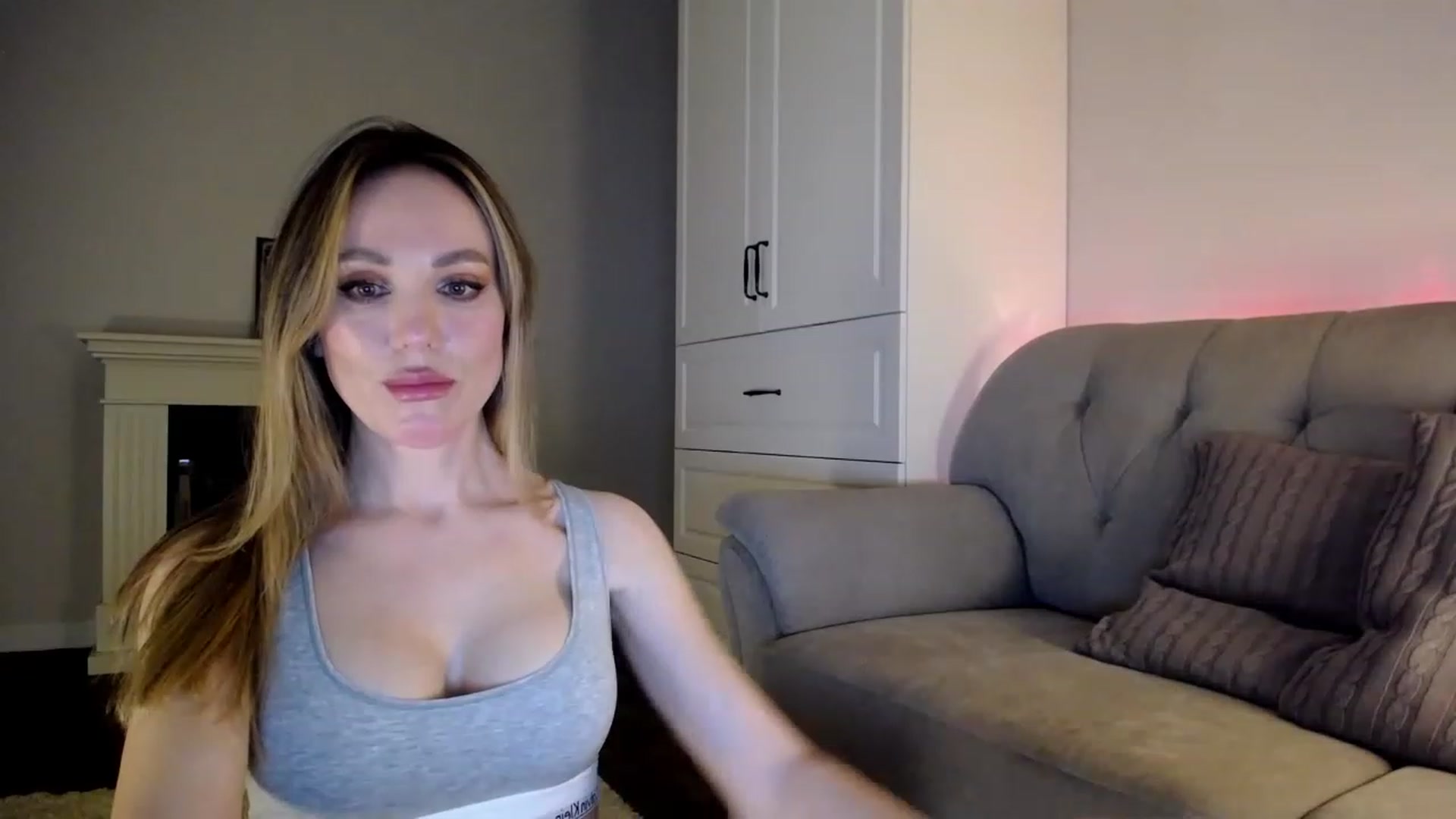 Gallery image thumbnail from Elysewine's myfreecams stream on, 04/08/2023, 08:26 image 16 of 20