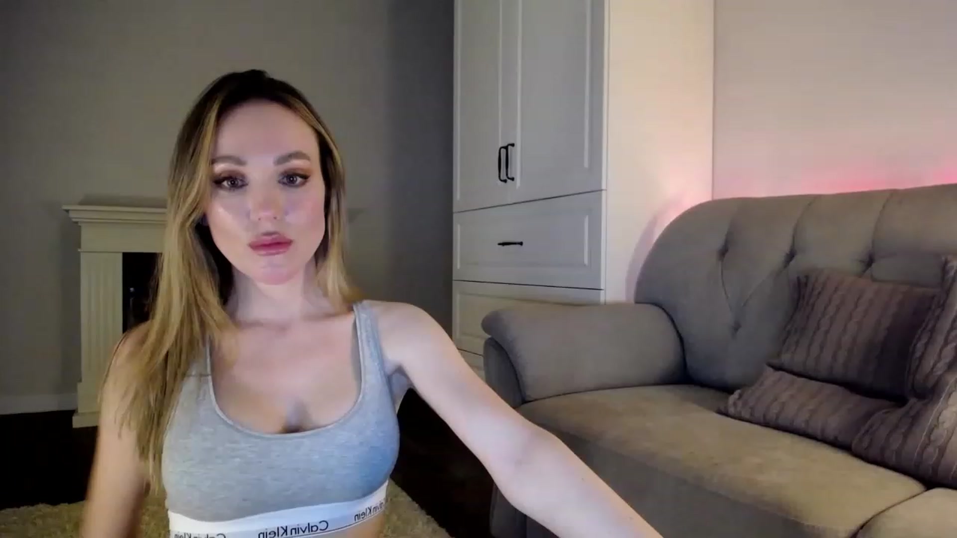 Gallery image thumbnail from Elysewine's myfreecams stream on, 04/08/2023, 08:55 image 13 of 20
