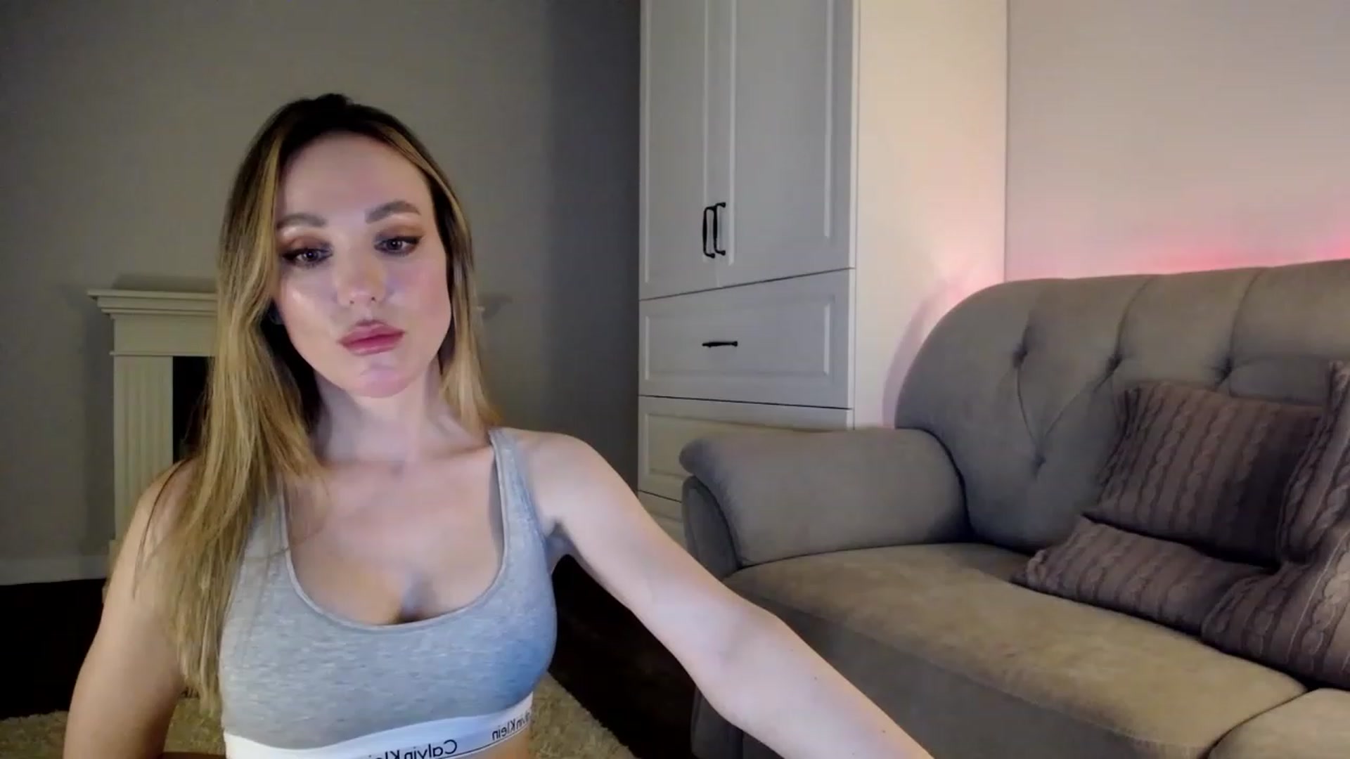 Gallery image thumbnail from Elysewine's myfreecams stream on, 04/08/2023, 08:55 image 14 of 20