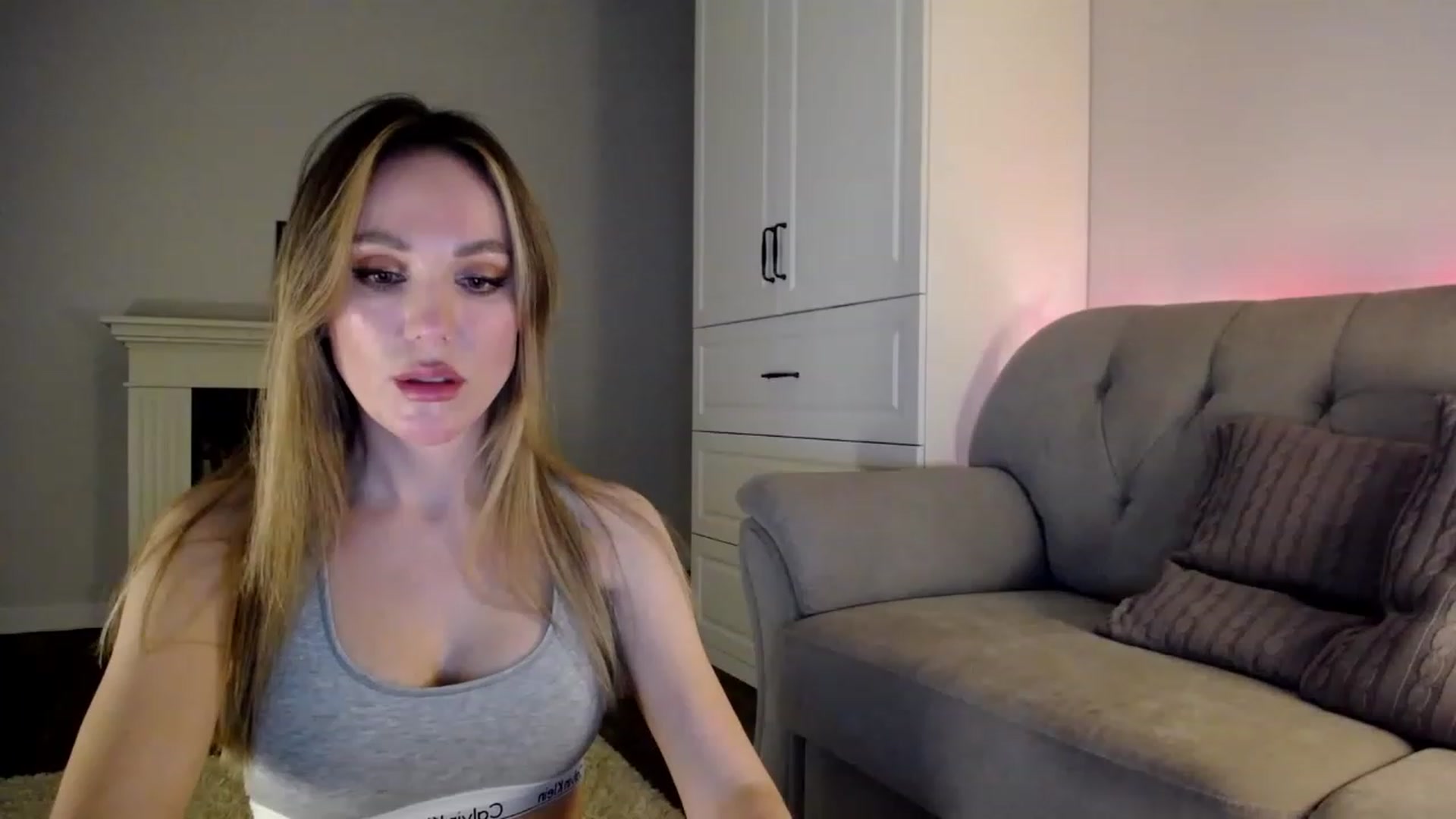 Gallery image thumbnail from Elysewine's myfreecams stream on, 04/08/2023, 08:55 image 10 of 20