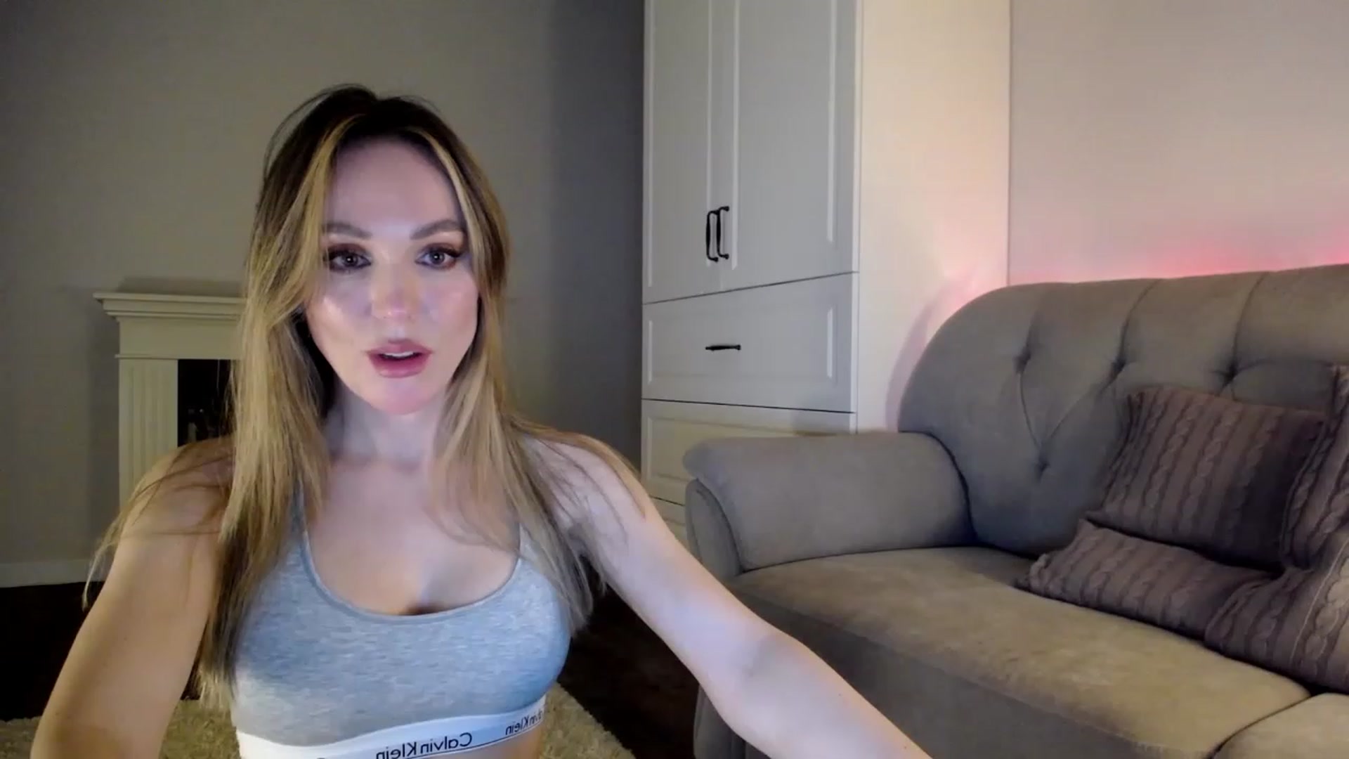 Gallery image thumbnail from Elysewine's myfreecams stream on, 04/08/2023, 08:55 image 9 of 20