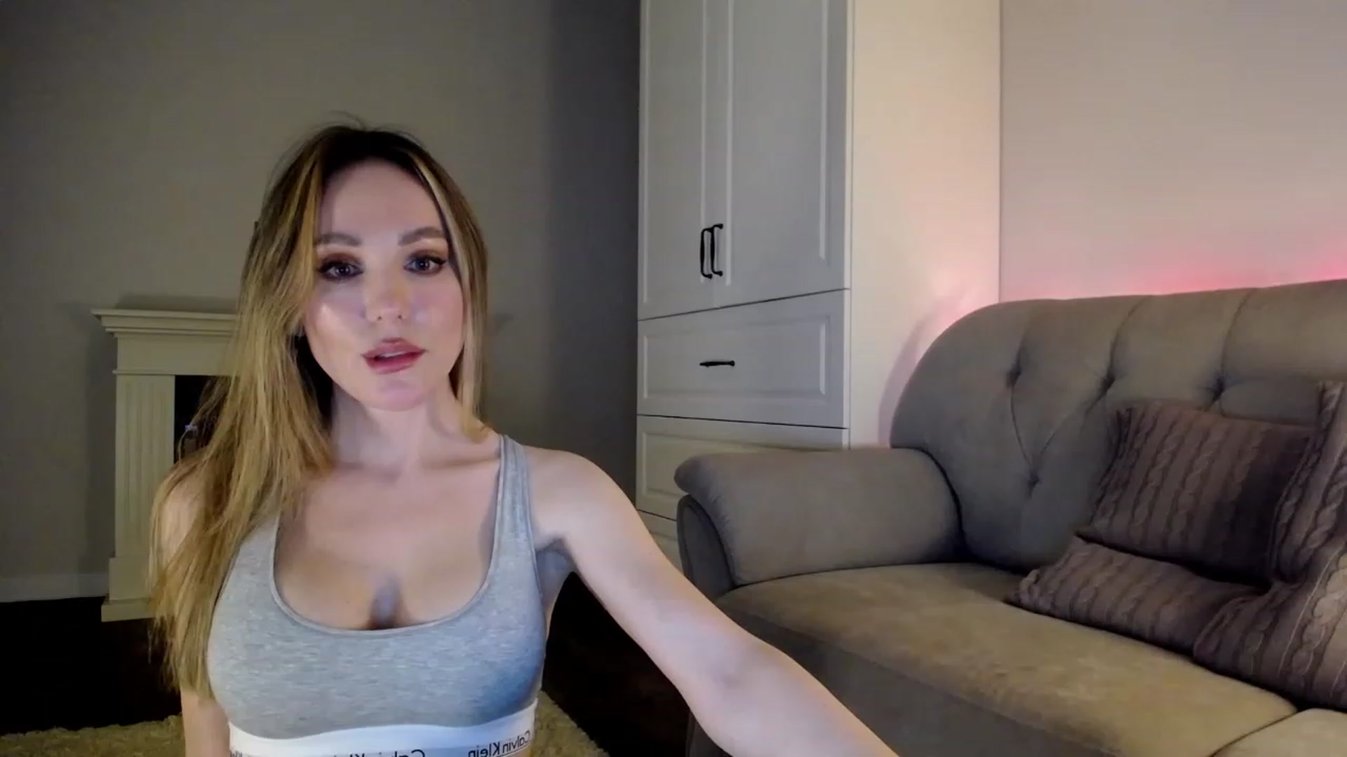 Gallery image thumbnail from Elysewine's myfreecams stream on, 04/08/2023, 08:55 image 3 of 20