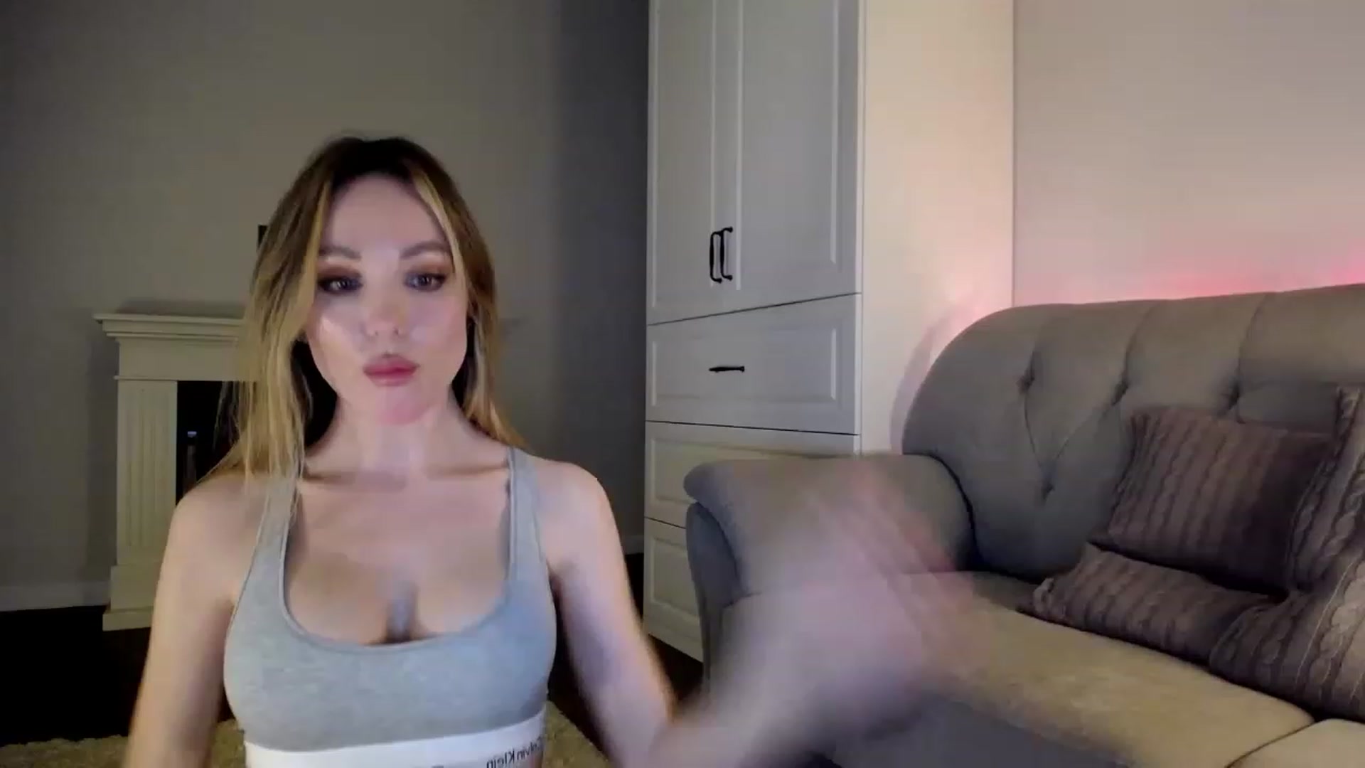 Gallery image thumbnail from Elysewine's myfreecams stream on, 04/08/2023, 08:55 image 2 of 20