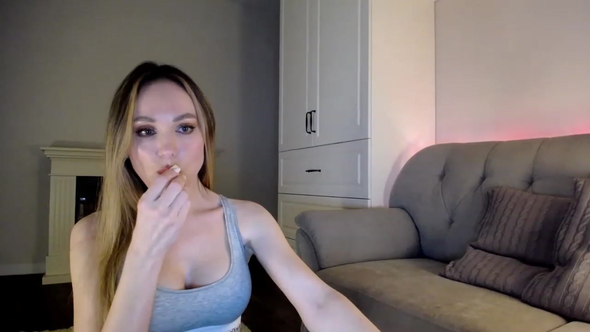 Gallery image thumbnail from Elysewine's myfreecams stream on, 04/08/2023, 08:55 image 7 of 20