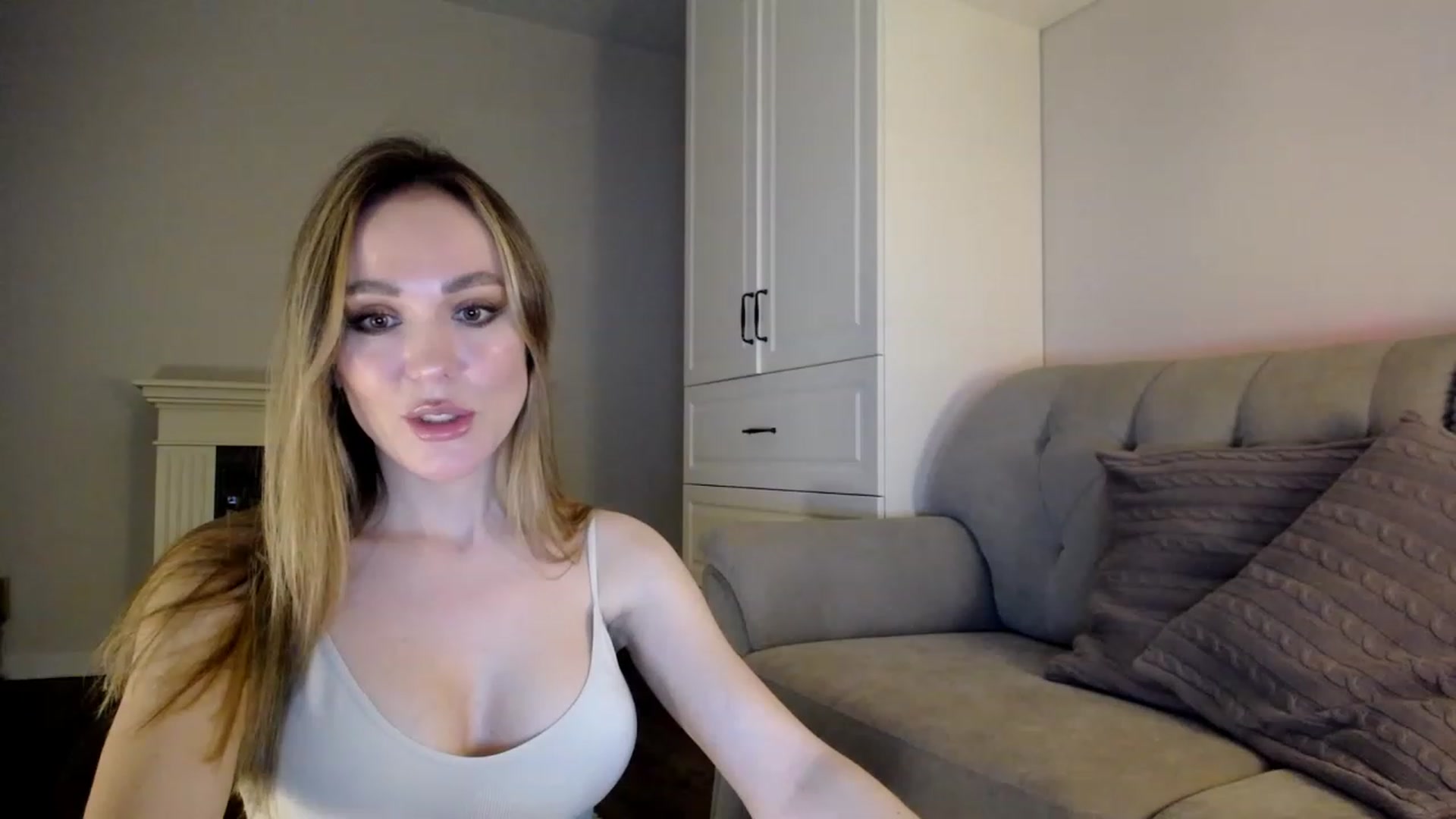 Gallery image thumbnail from Elysewine's myfreecams stream on, 04/09/2023, 05:55 image 3 of 20