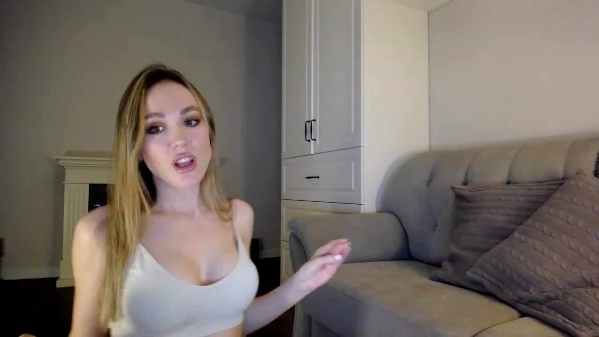 Gallery image thumbnail from Elysewine's myfreecams stream on, 04/09/2023, 05:55 image 4 of 20