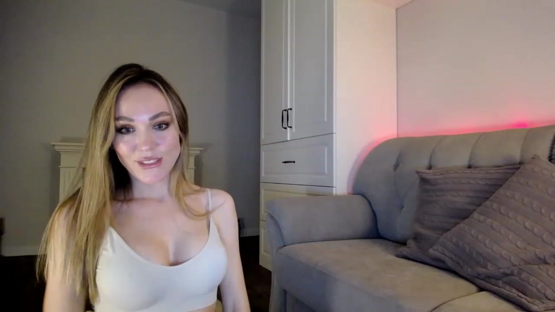 Gallery image thumbnail from Elysewine's myfreecams stream on, 04/09/2023, 05:55 image 6 of 20