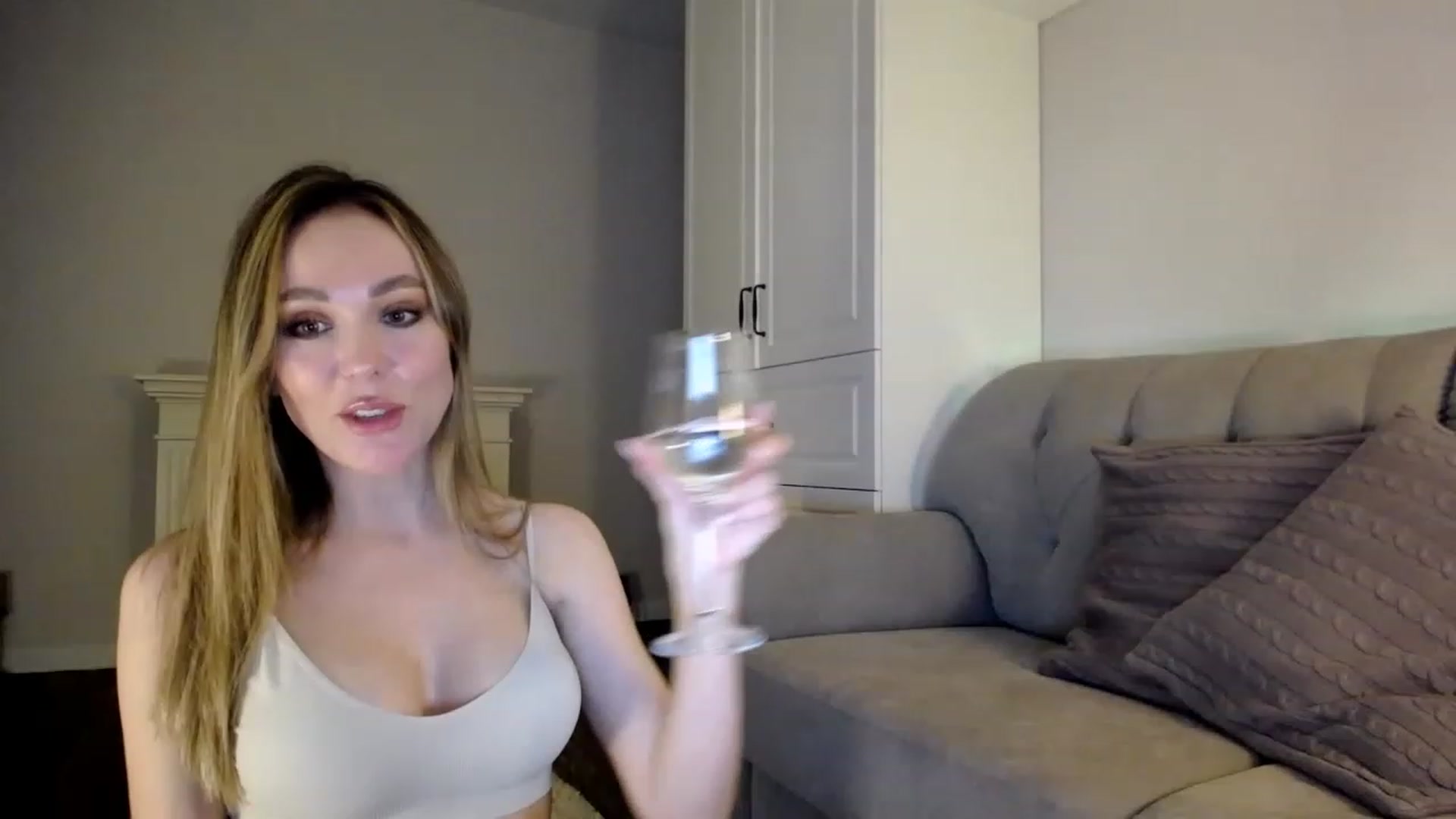 Gallery image thumbnail from Elysewine's myfreecams stream on, 04/09/2023, 05:55 image 5 of 20