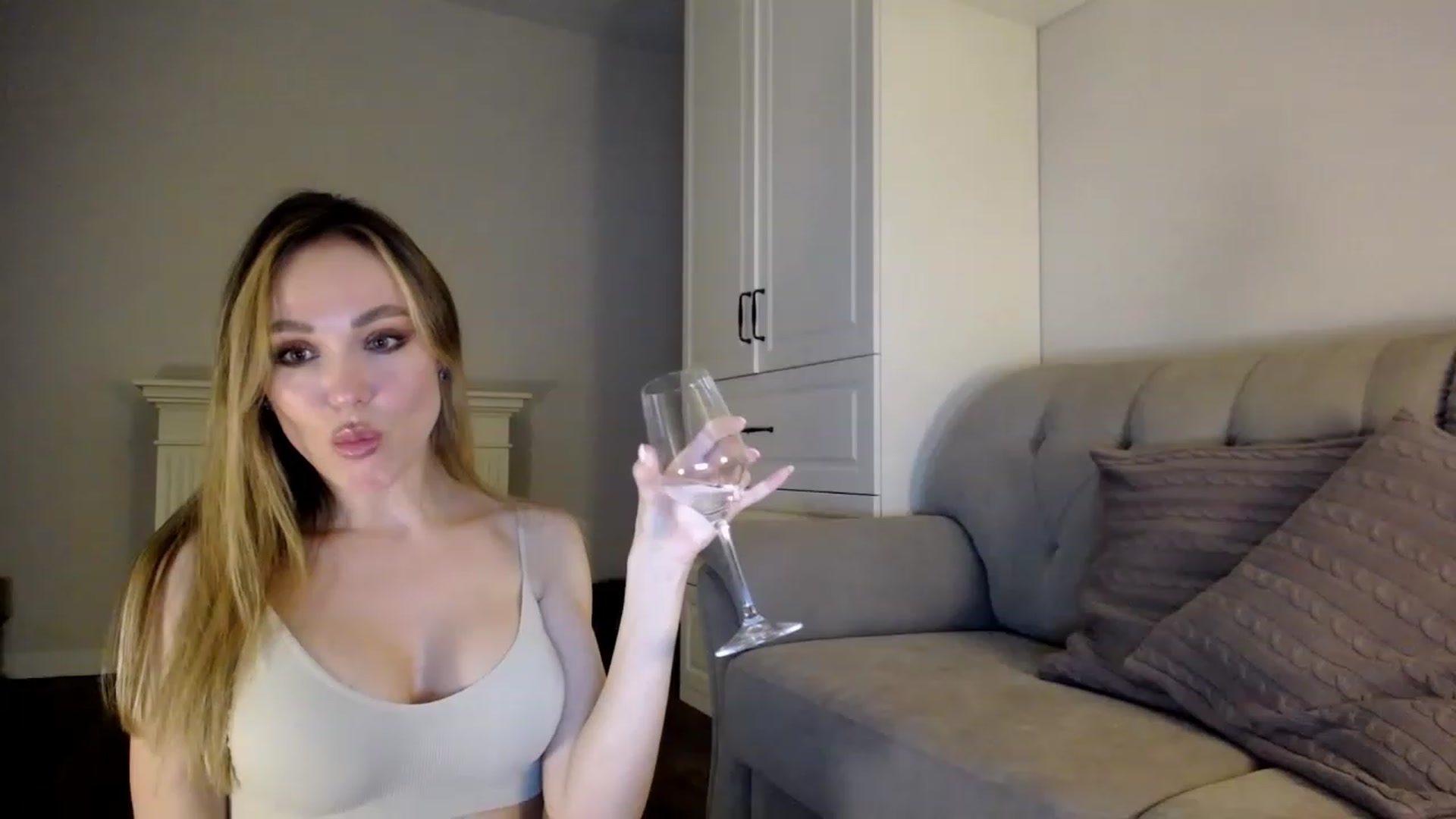 Gallery image thumbnail from Elysewine's myfreecams stream on, 04/09/2023, 05:55 image 10 of 20