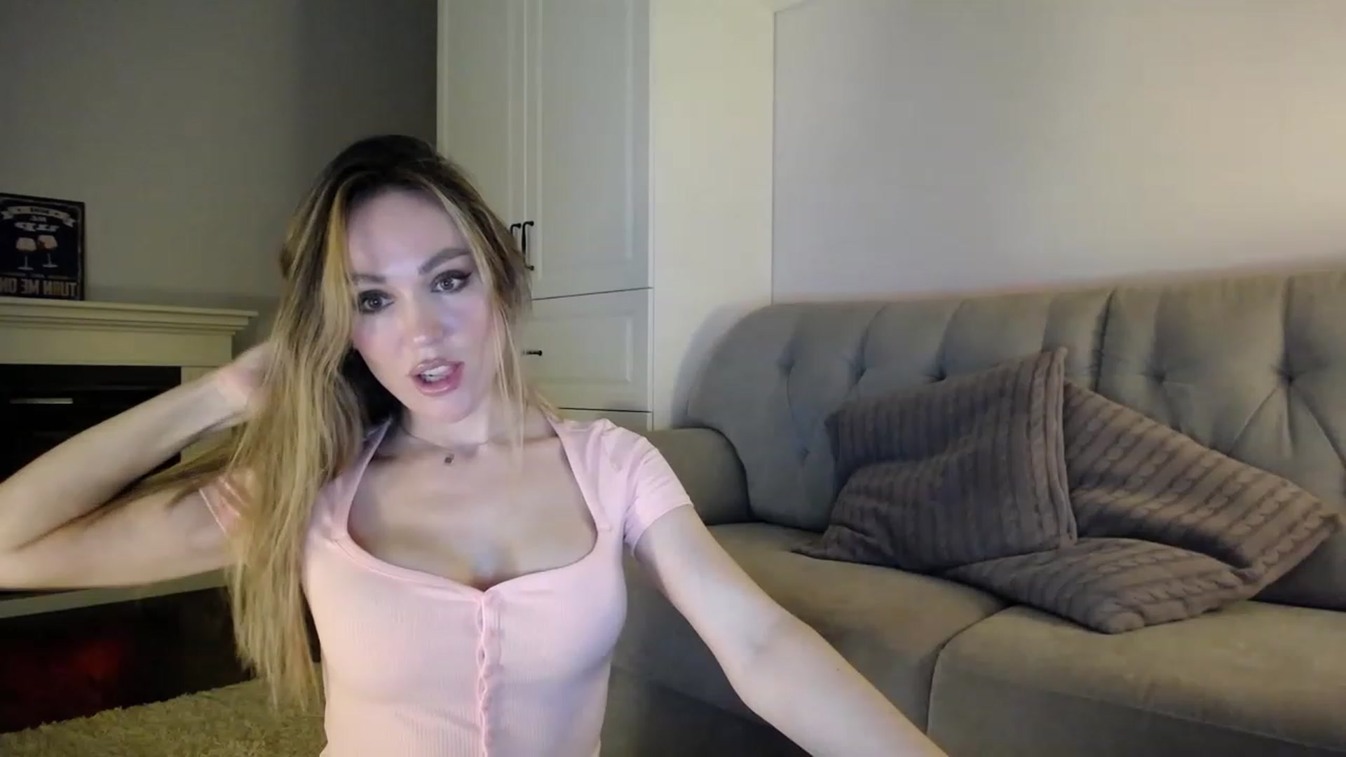 Gallery image thumbnail from Elysewine's myfreecams stream on, 04/23/2023, 05:06 image 10 of 20