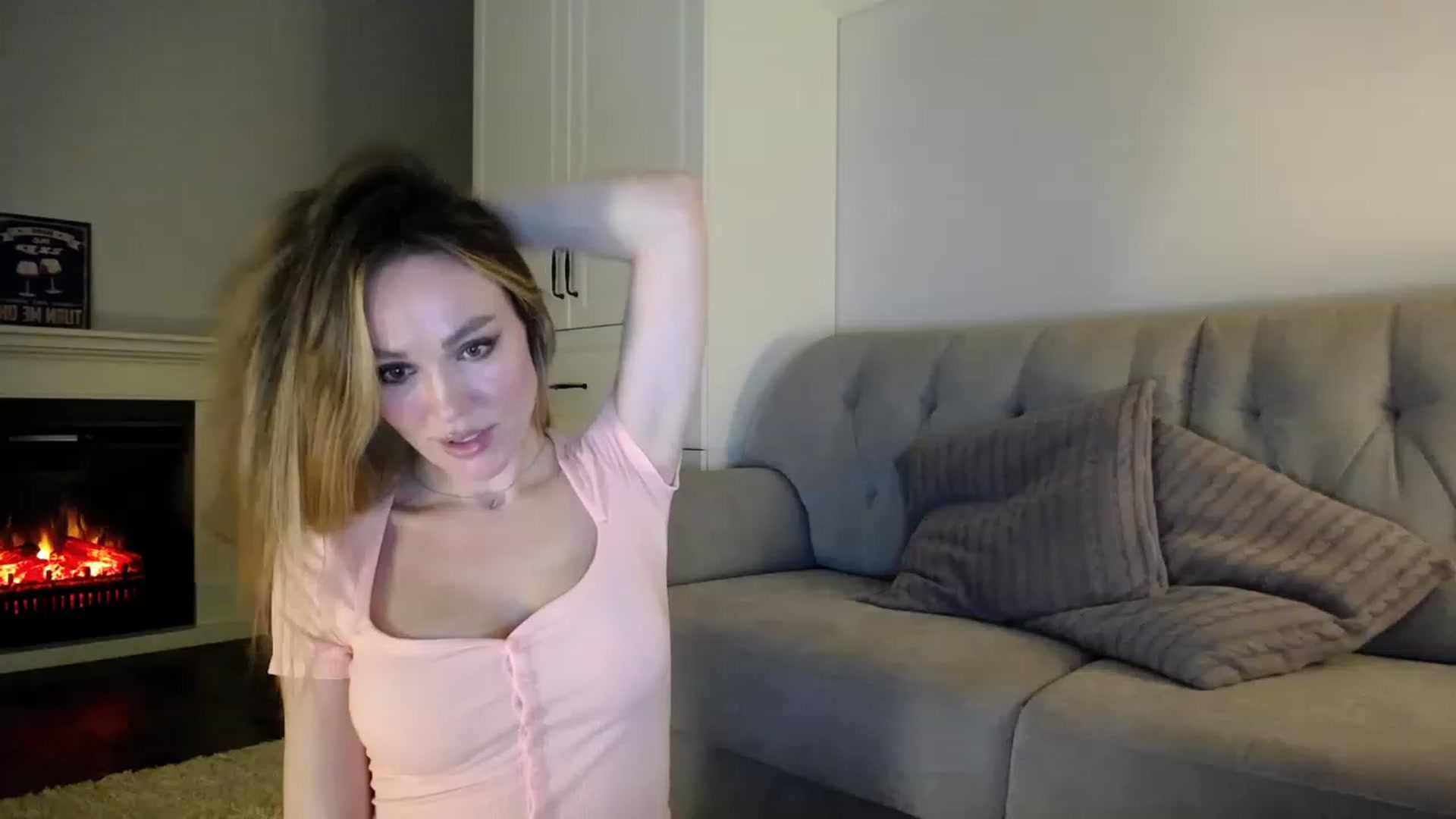 Gallery image thumbnail from Elysewine's myfreecams stream on, 04/23/2023, 05:06 image 18 of 20