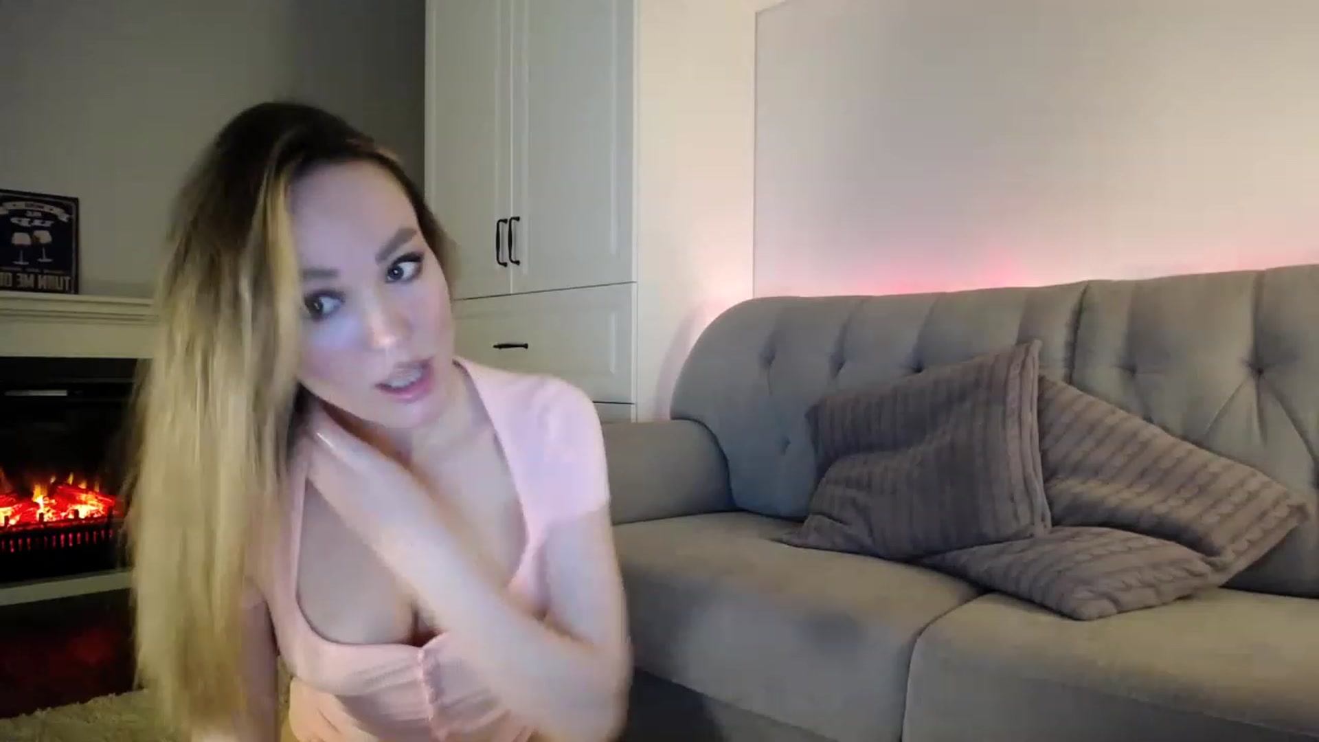 Gallery image thumbnail from Elysewine's myfreecams stream on, 04/23/2023, 05:06 image 8 of 20