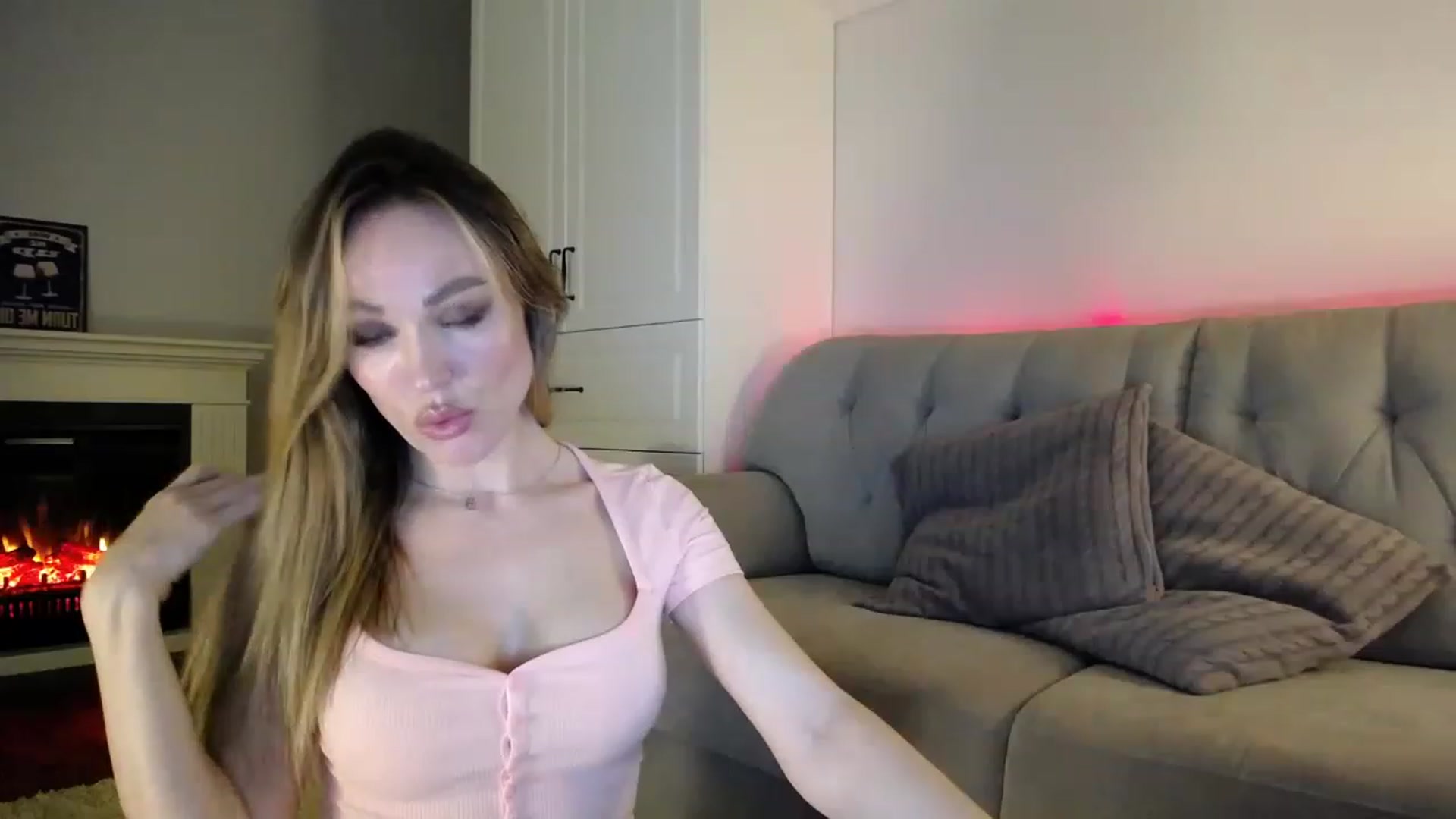 Gallery image thumbnail from Elysewine's myfreecams stream on, 04/23/2023, 05:06 image 7 of 20