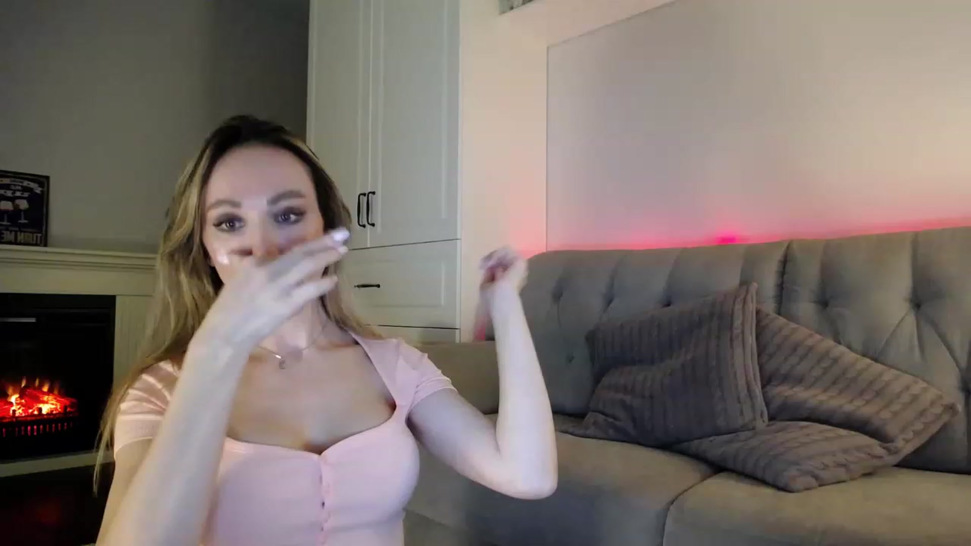 Gallery image thumbnail from Elysewine's myfreecams stream on, 04/23/2023, 05:06 image 3 of 20