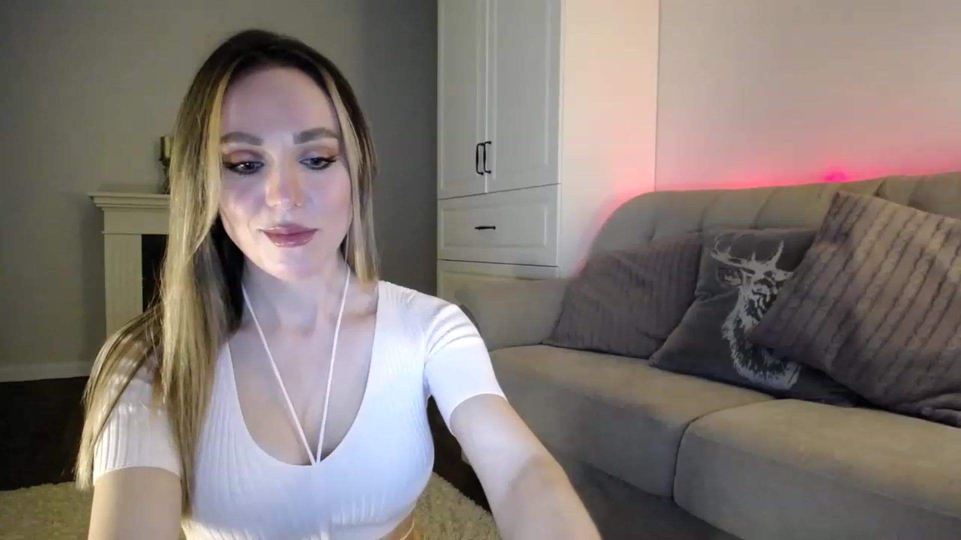 Gallery image thumbnail from Elysewine's myfreecams stream on, 04/29/2023, 05:45 image 10 of 20
