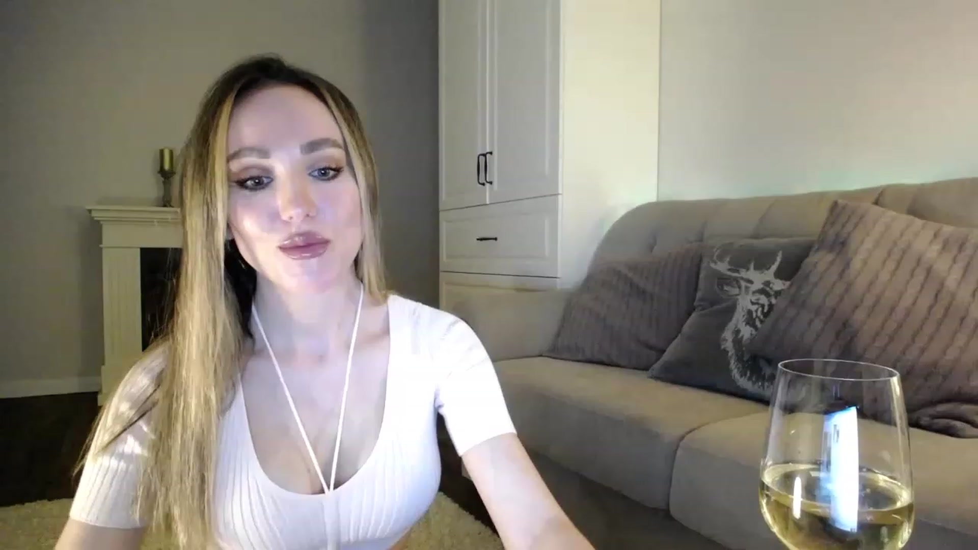 Gallery image thumbnail from Elysewine's myfreecams stream on, 04/29/2023, 05:45 image 2 of 20