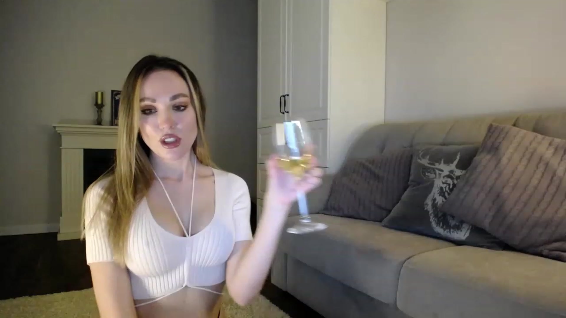Gallery image thumbnail from Elysewine's myfreecams stream on, 04/29/2023, 05:45 image 7 of 20