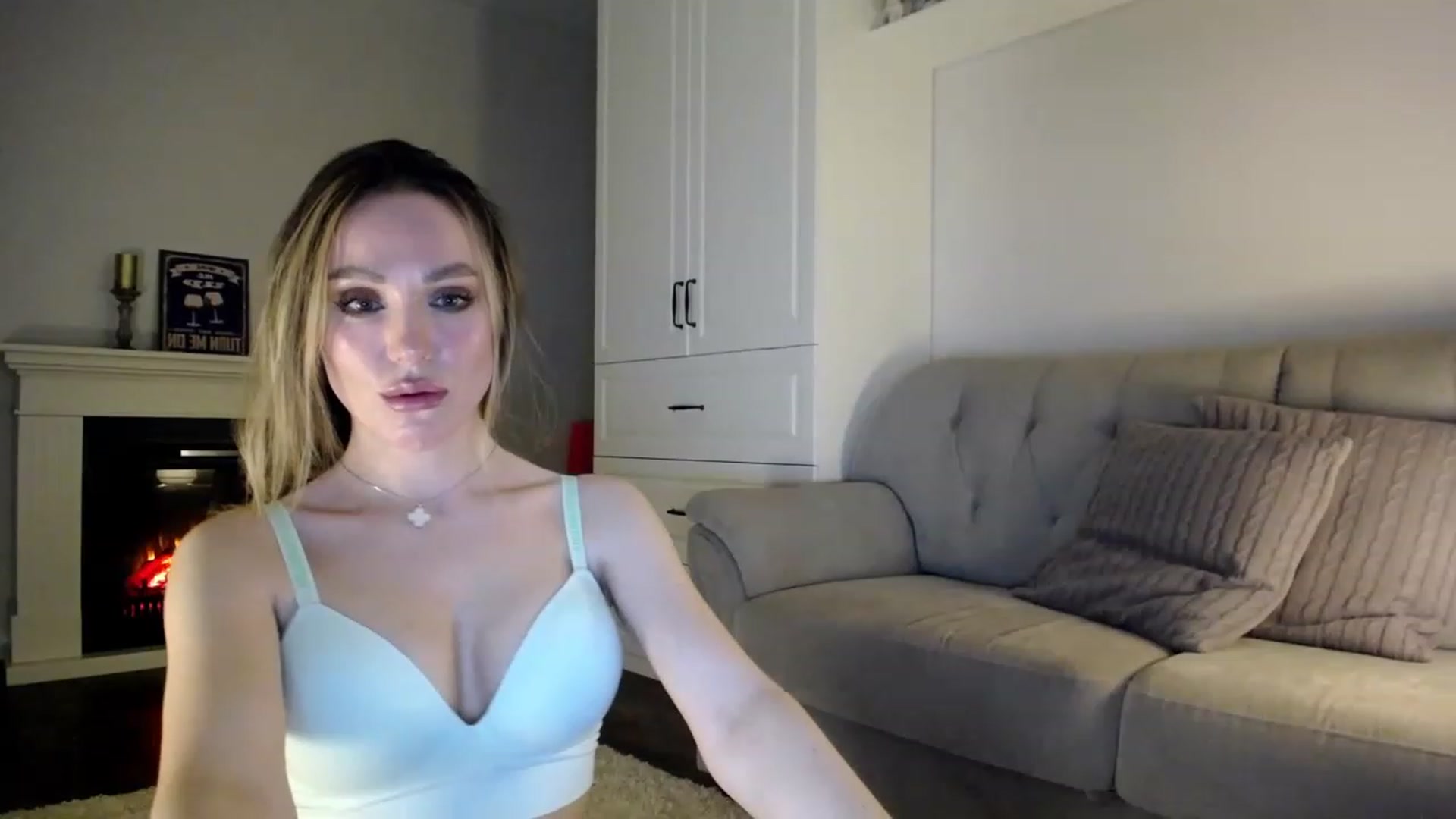 Gallery image thumbnail from Elysewine's myfreecams stream on, 04/30/2023, 05:20 image 18 of 20