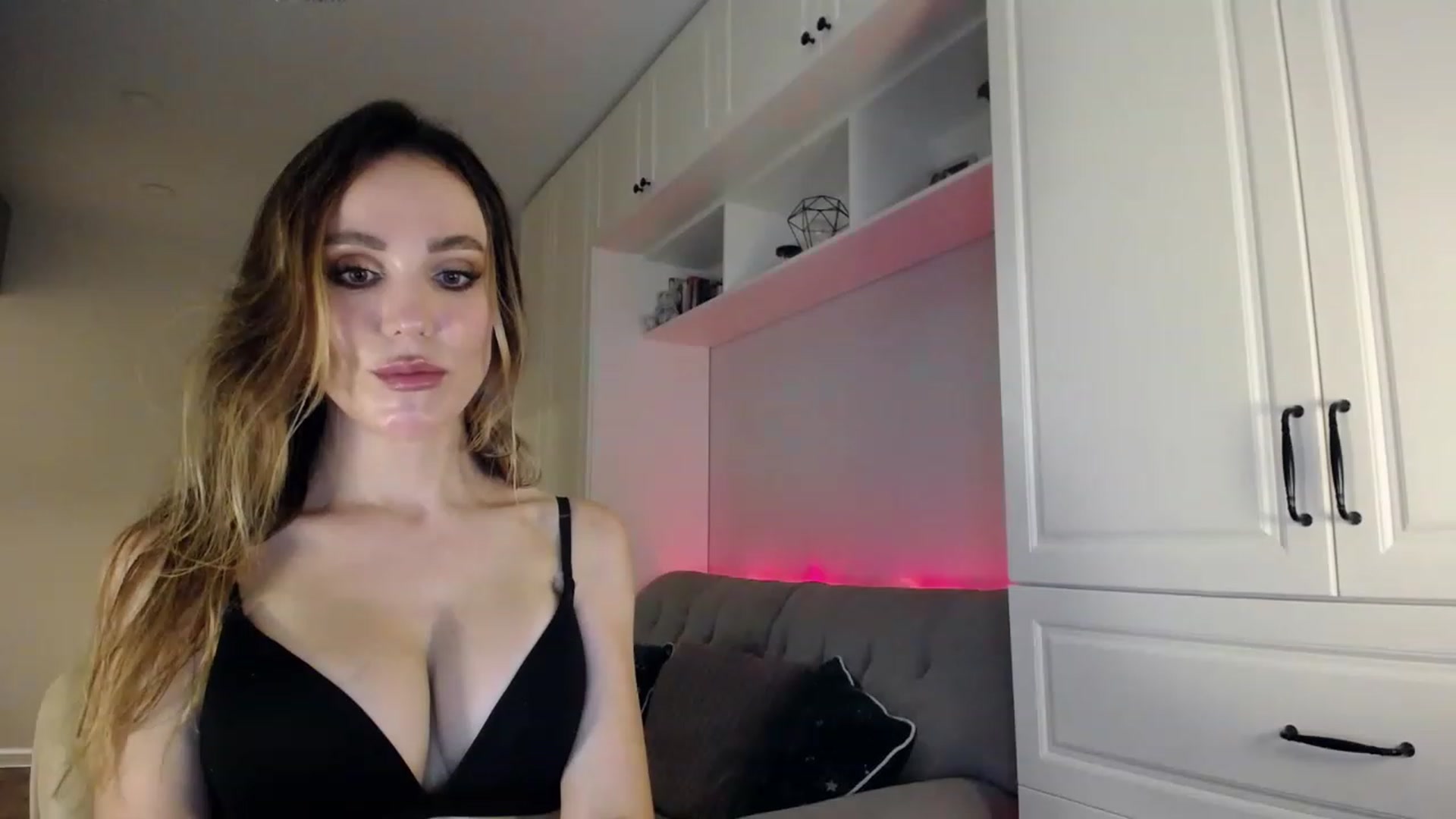 Gallery image thumbnail from Elysewine's myfreecams stream on, 08/19/2023, 05:36 image 16 of 20