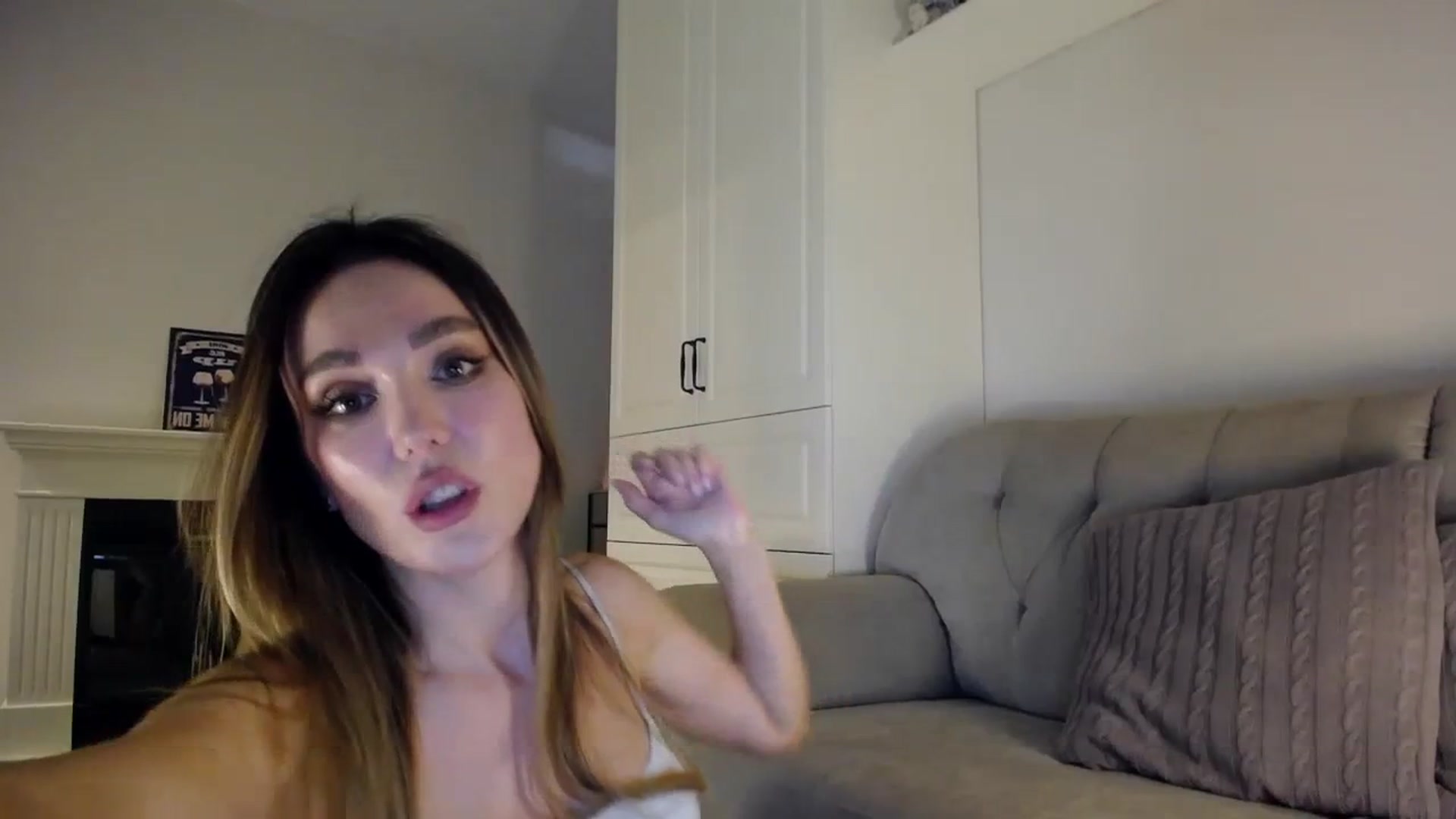 Gallery image thumbnail from Elysewine's myfreecams stream on, 10/07/2023, 05:45 image 8 of 20