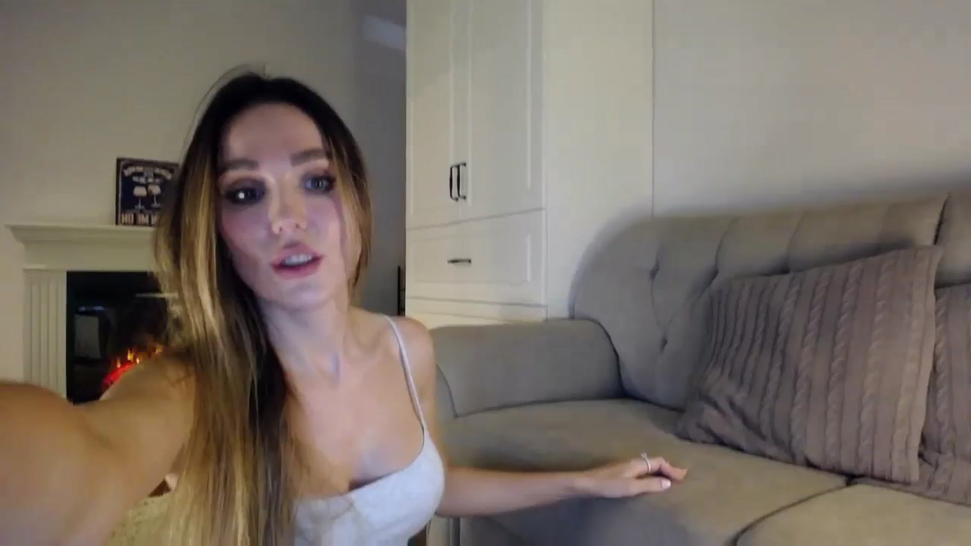 Gallery image thumbnail from Elysewine's myfreecams stream on, 10/07/2023, 06:09 image 4 of 20
