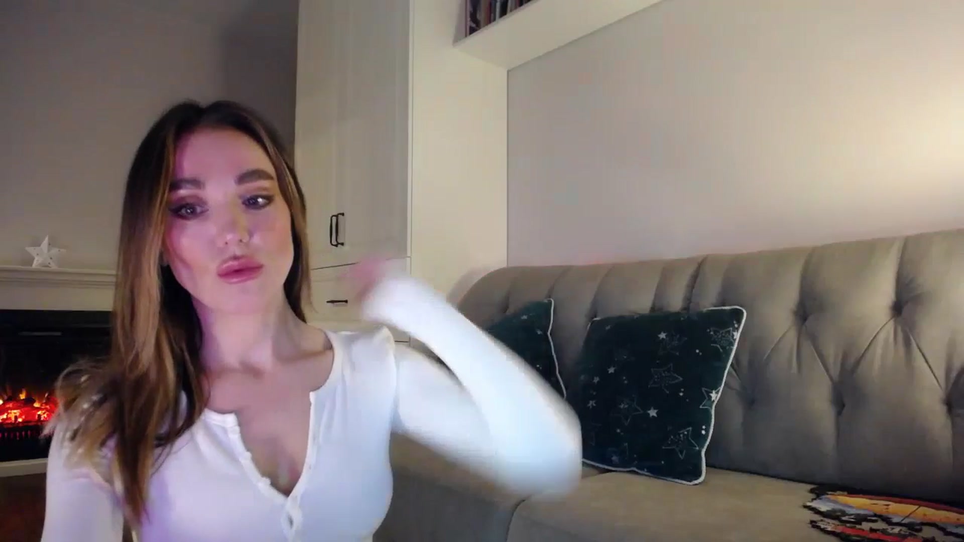 Gallery image thumbnail from Elysewine's myfreecams stream on, 04/25/2024, 15:01 image 2 of 20