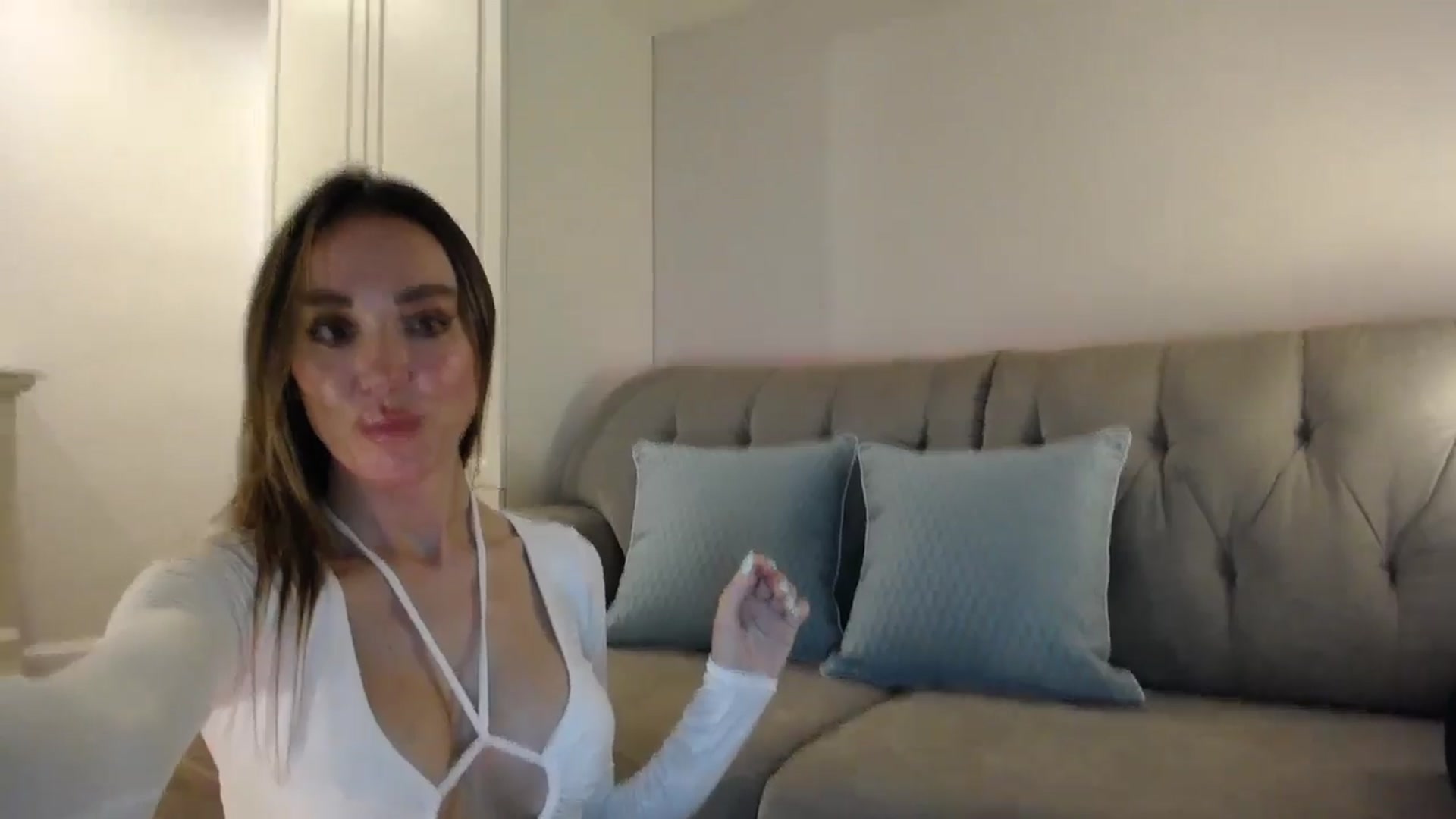 Gallery image thumbnail from Elysewine's myfreecams stream on, 07/06/2024, 04:43 image 11 of 20
