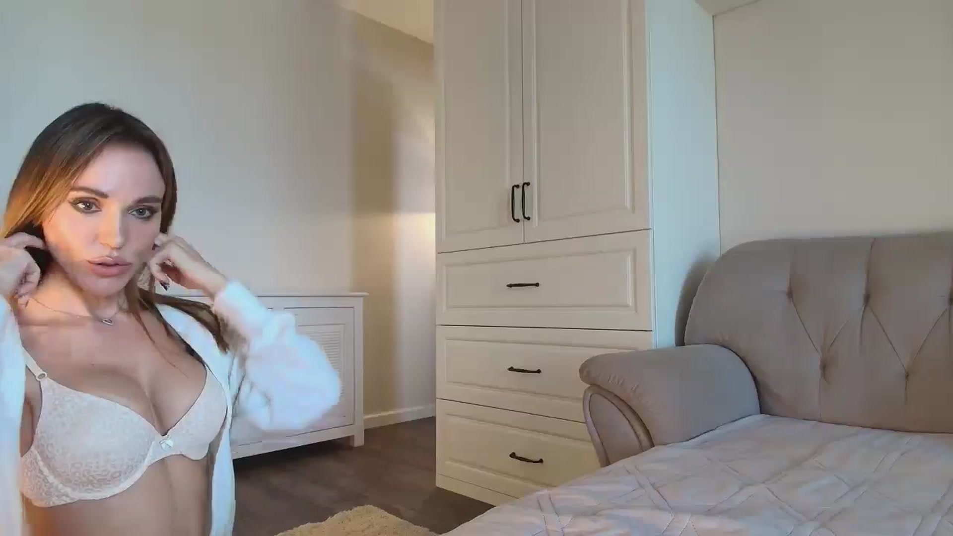 Gallery image thumbnail from Elysewine's myfreecams stream on, 05/25/2025, 06:04 image 16 of 20