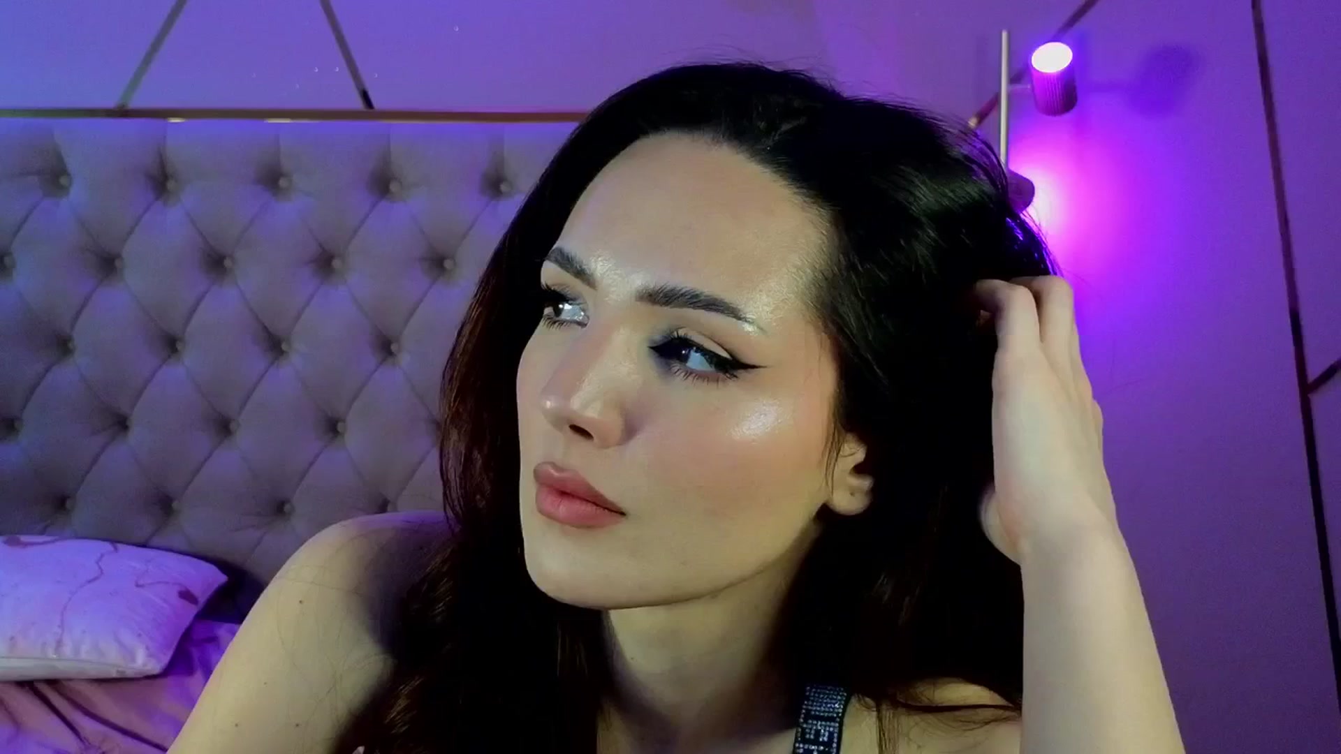 Gallery image thumbnail from Elyssa_'s myfreecams stream on, 04/16/2026, 08:45 image 17 of 20