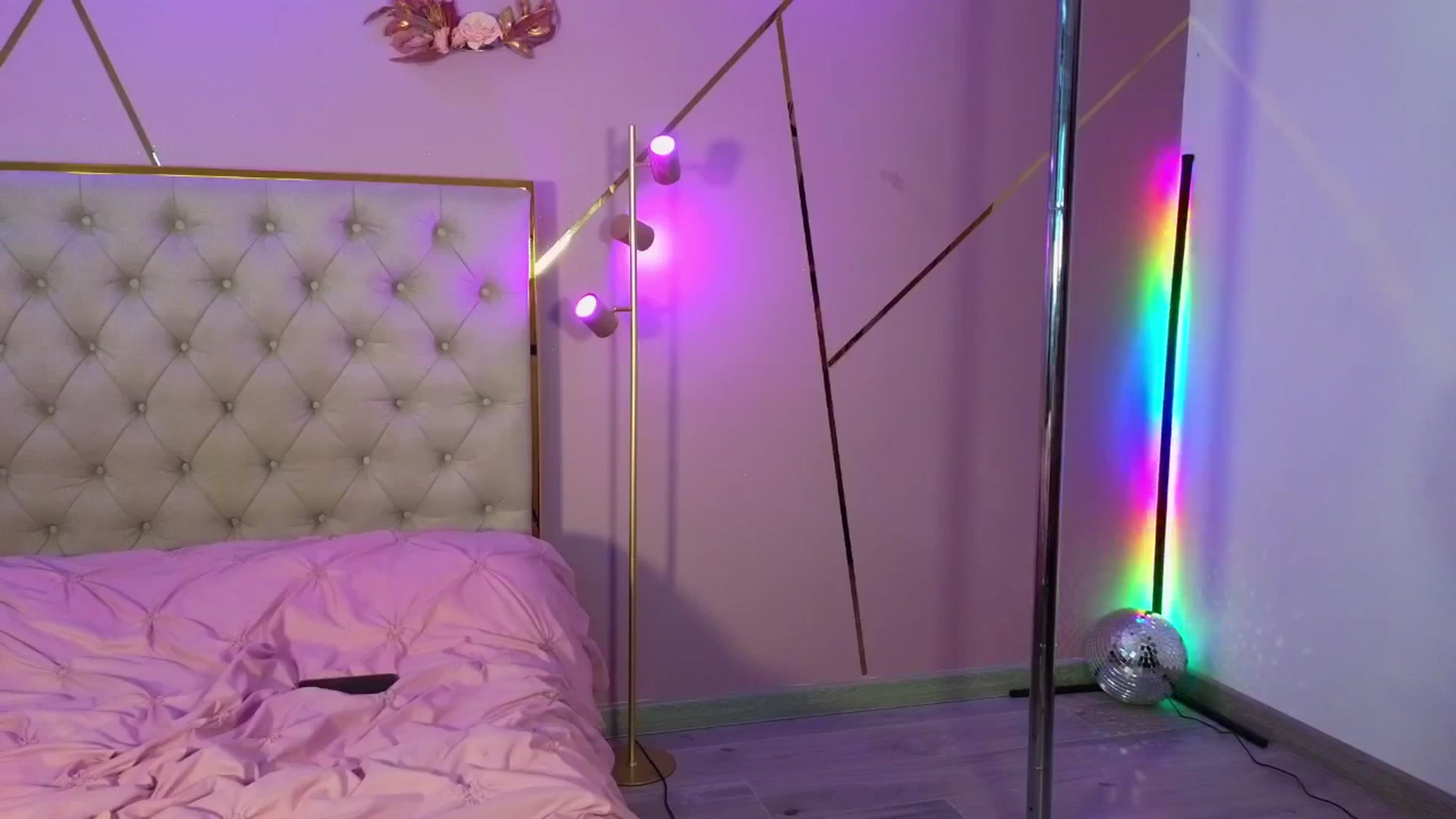 Gallery image thumbnail from Elyssa_'s myfreecams stream on, 04/17/2026, 06:19 image 10 of 20