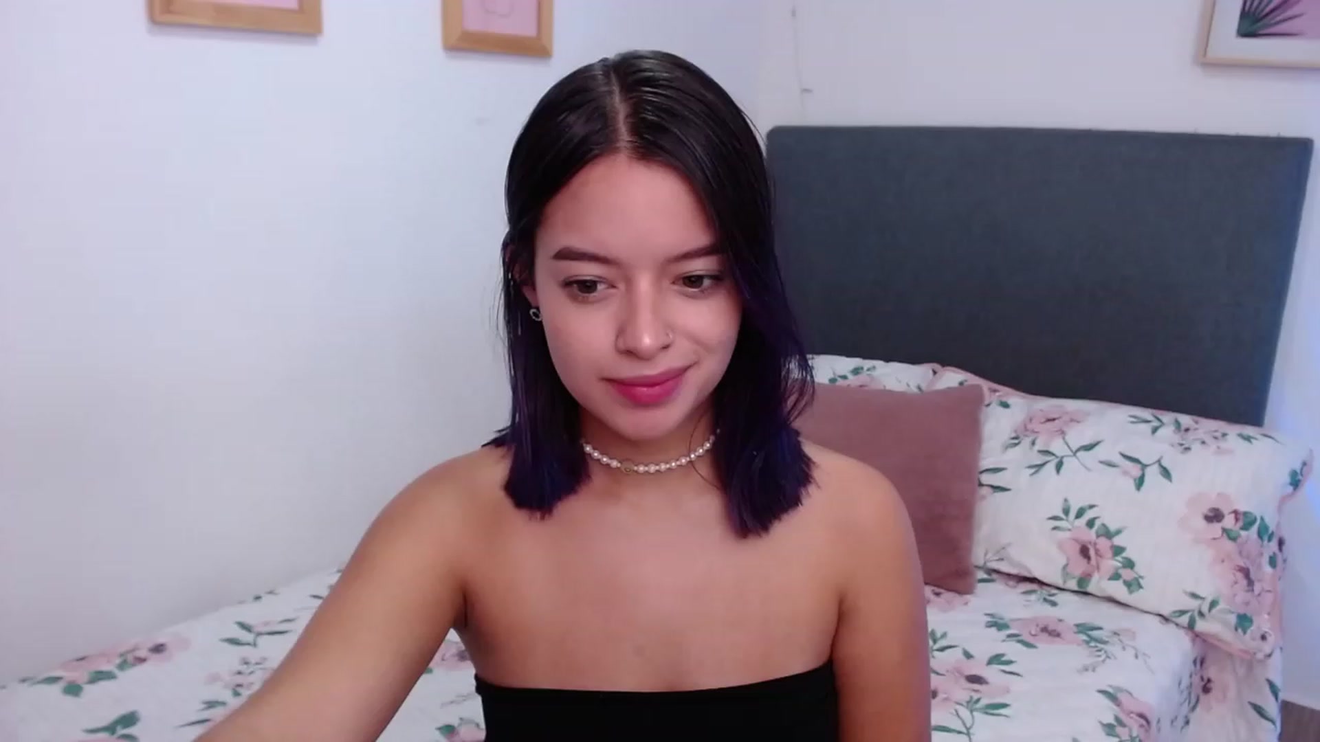 Gallery image thumbnail from Elzee's myfreecams stream on, 12/05/2022, 07:55 image 14 of 20