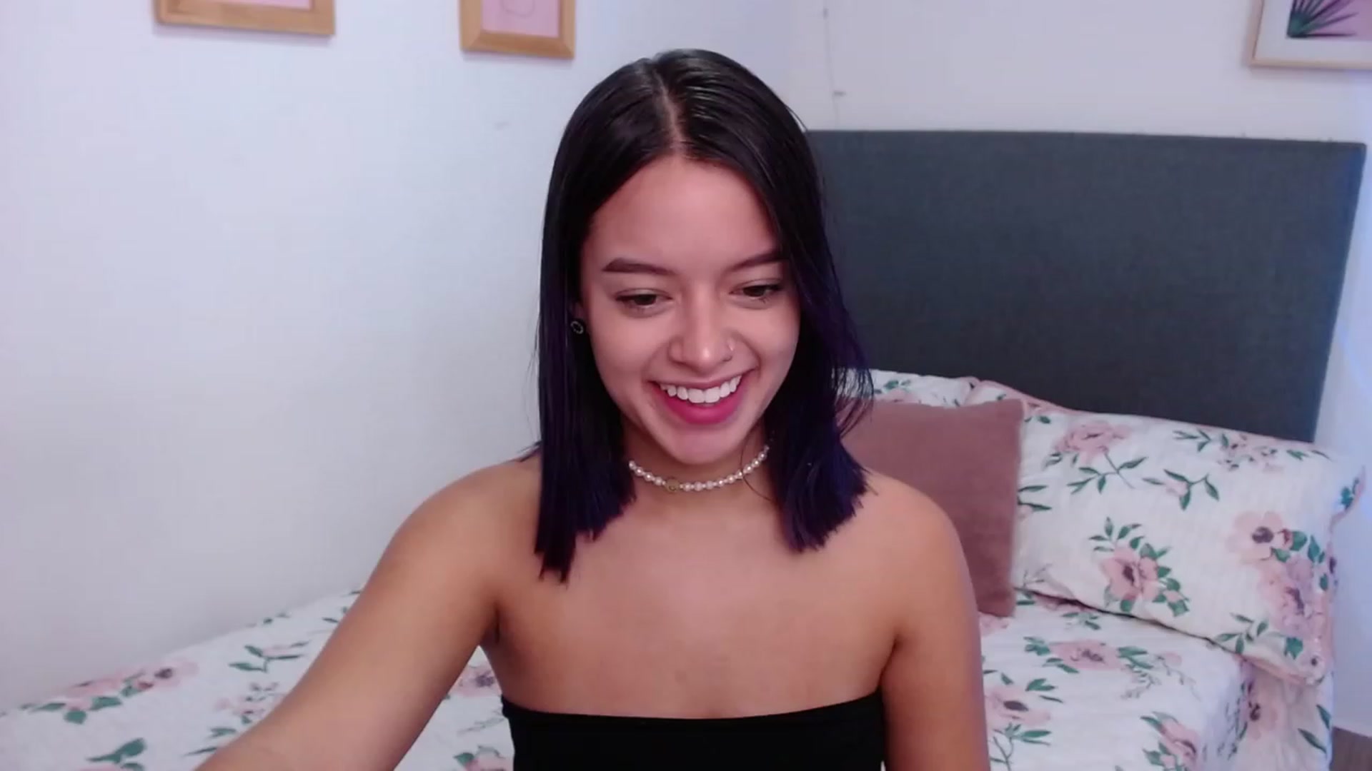 Gallery image thumbnail from Elzee's myfreecams stream on, 12/05/2022, 07:55 image 15 of 20