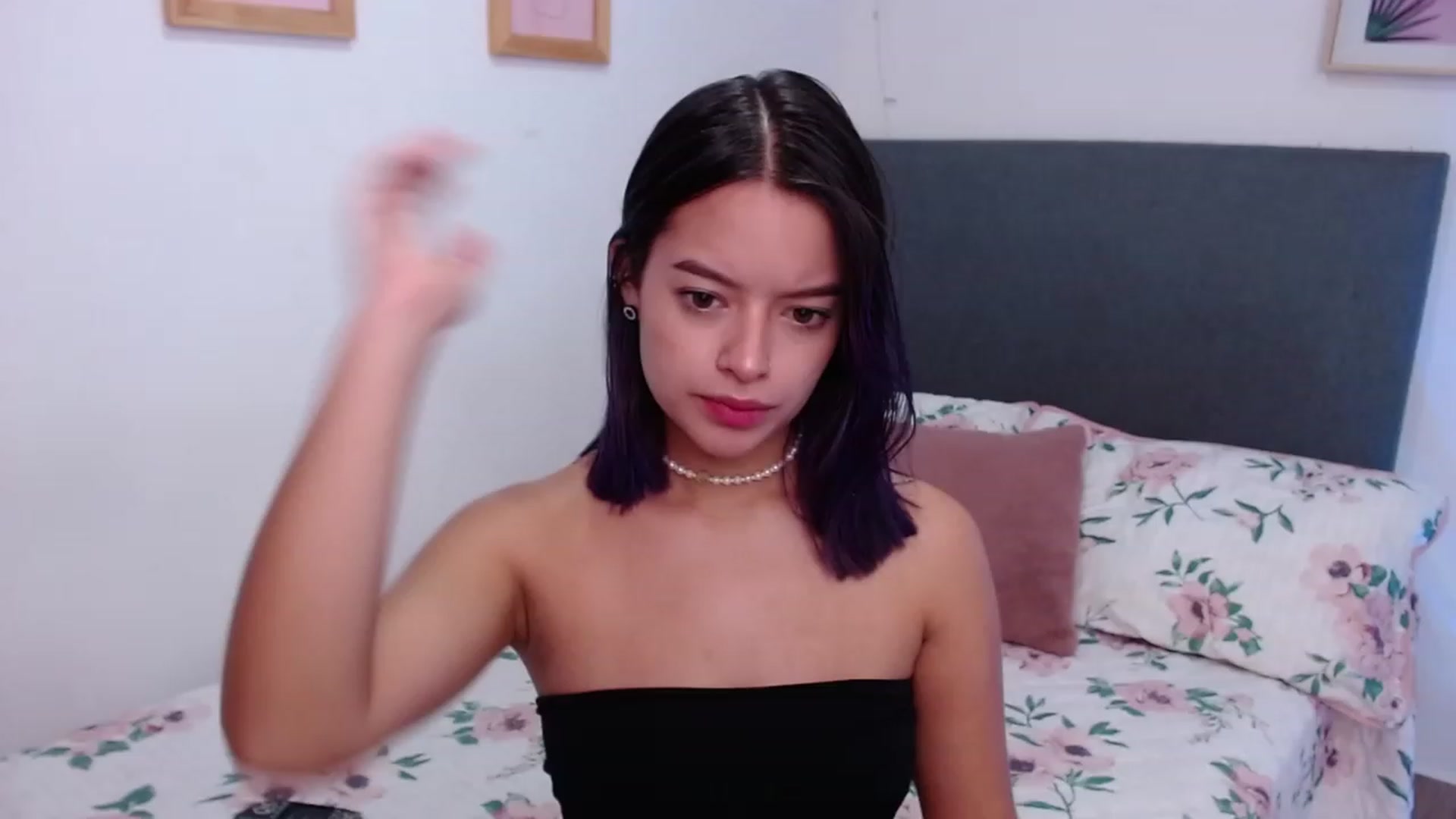 Gallery image thumbnail from Elzee's myfreecams stream on, 12/05/2022, 07:55 image 11 of 20