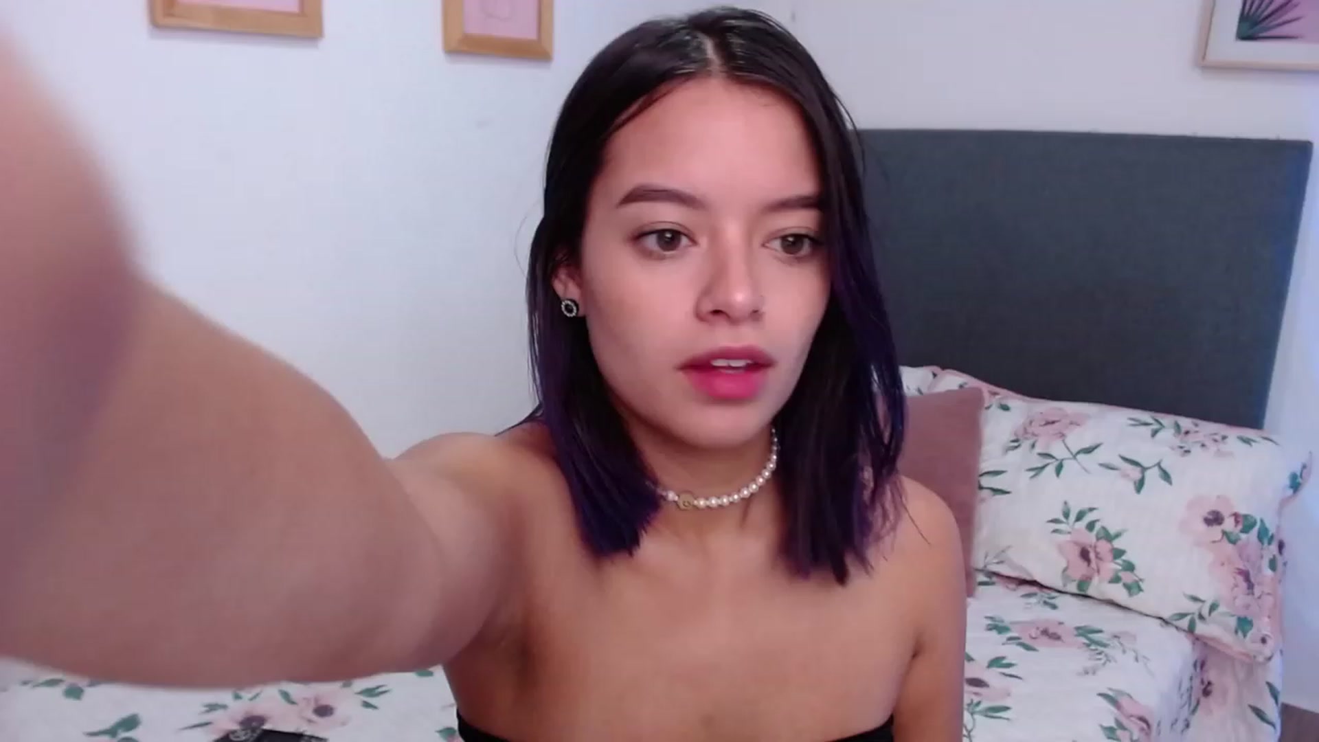 Gallery image thumbnail from Elzee's myfreecams stream on, 12/05/2022, 07:55 image 8 of 20