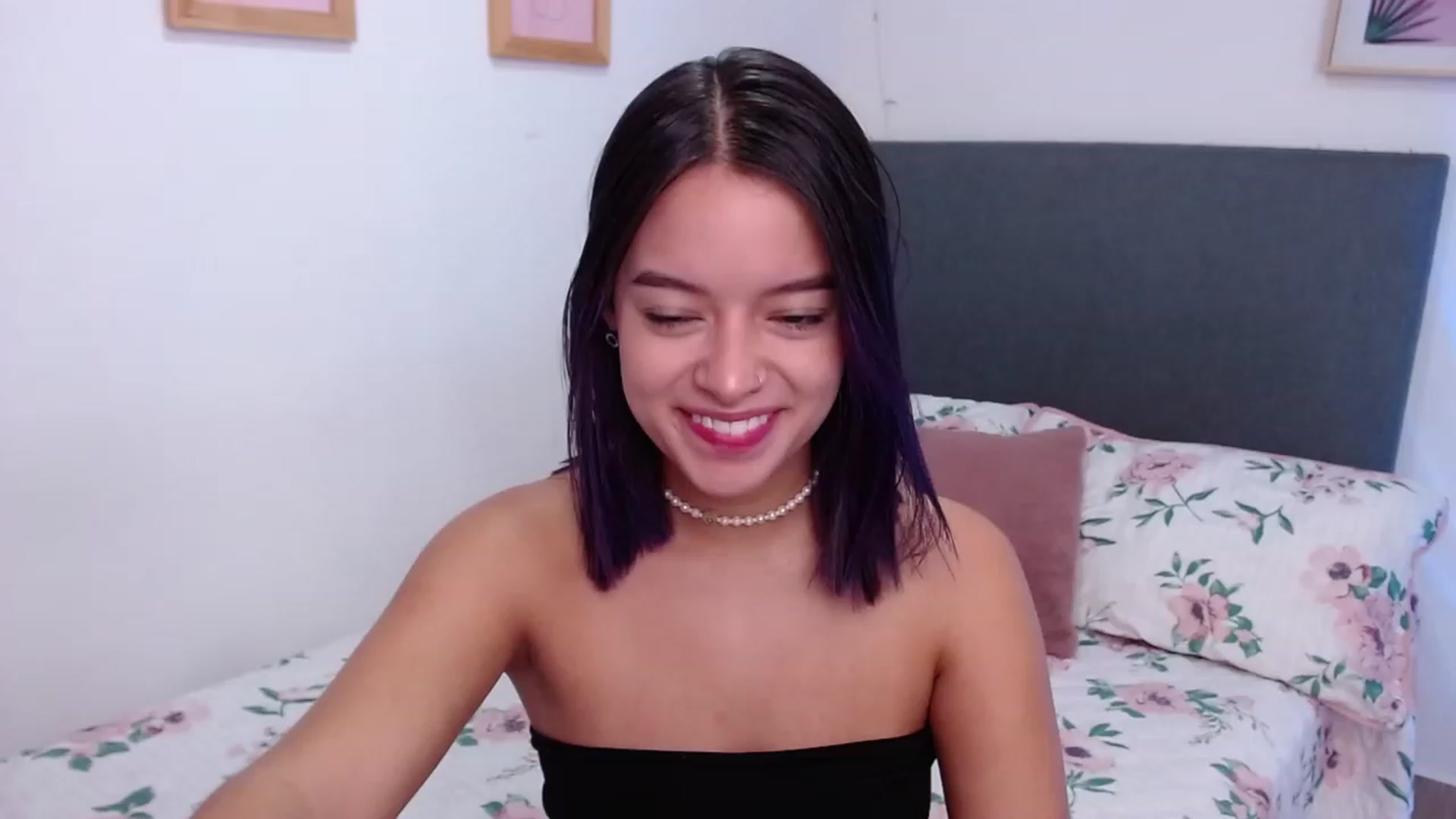 Gallery image thumbnail from Elzee's myfreecams stream on, 12/05/2022, 07:55 image 7 of 20