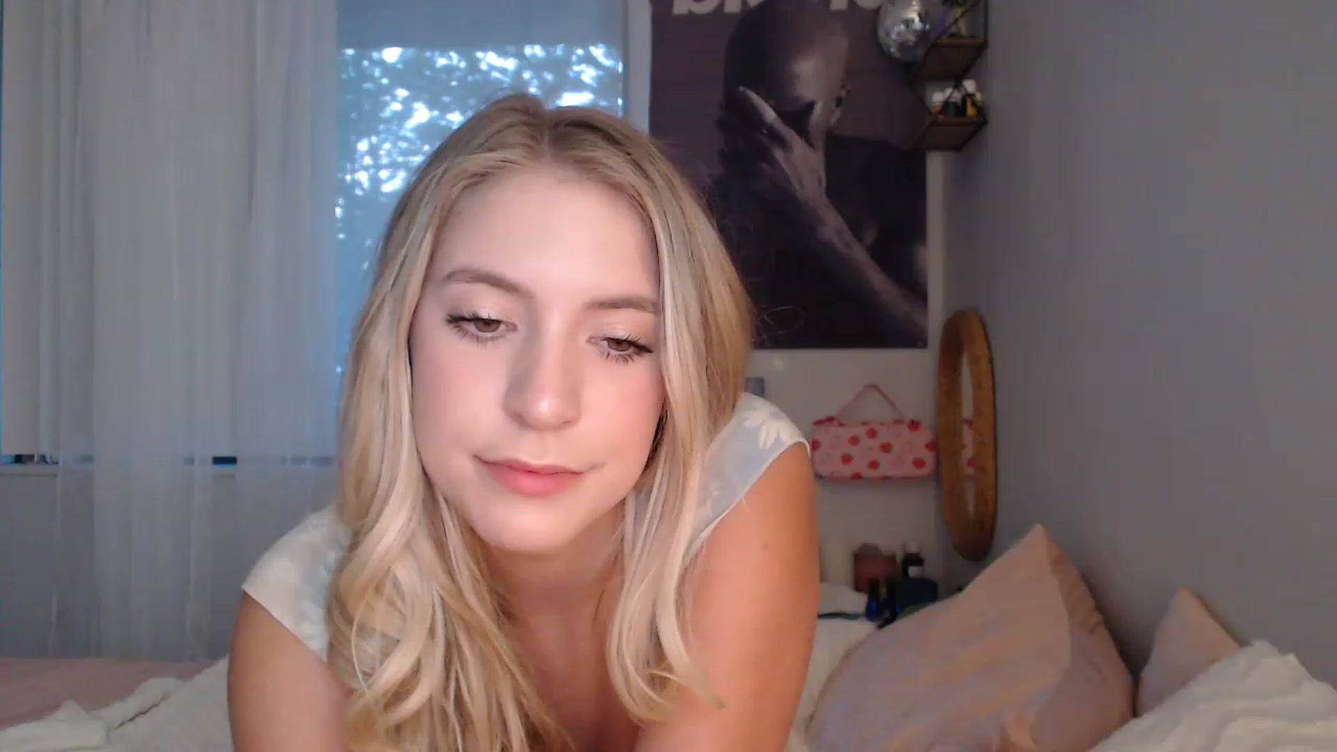Gallery image thumbnail from Em_babyxx's myfreecams stream on, 06/01/2023, 04:18 image 13 of 20