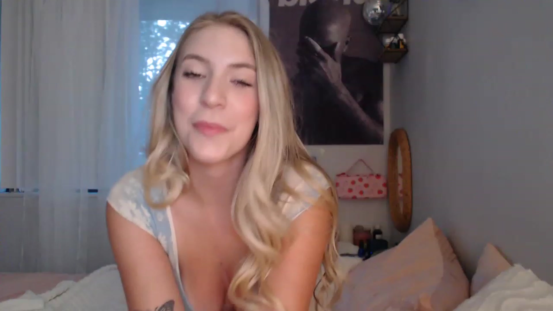 Gallery image thumbnail from Em_babyxx's myfreecams stream on, 06/01/2023, 04:18 image 7 of 20