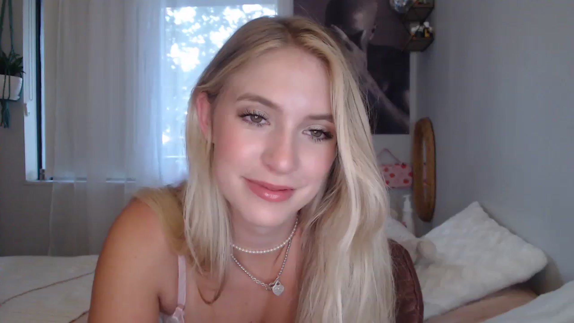Gallery image thumbnail from Em_babyxx's myfreecams stream on, 07/31/2023, 04:40 image 4 of 20