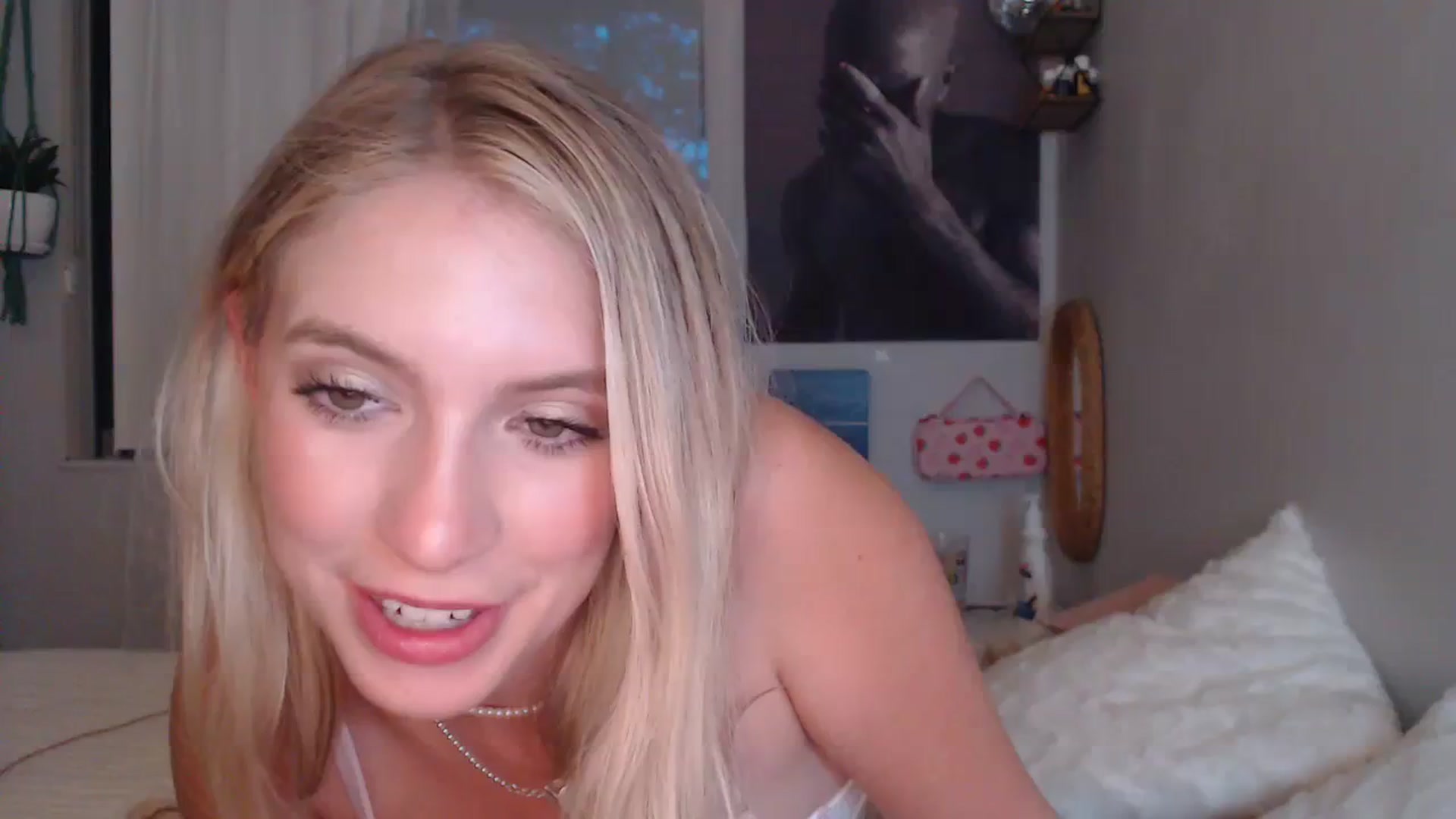 Gallery image thumbnail from Em_babyxx's myfreecams stream on, 07/31/2023, 04:40 image 17 of 20