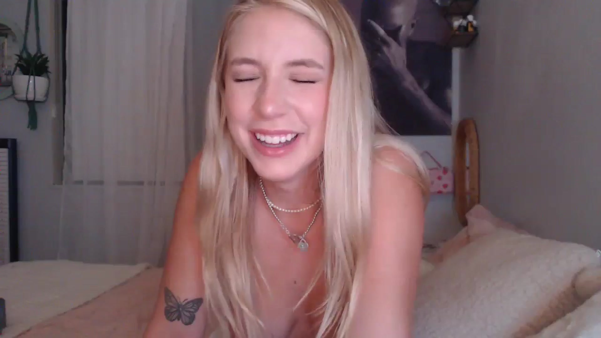 Gallery image thumbnail from Em_babyxx's myfreecams stream on, 08/05/2023, 05:08 image 8 of 20