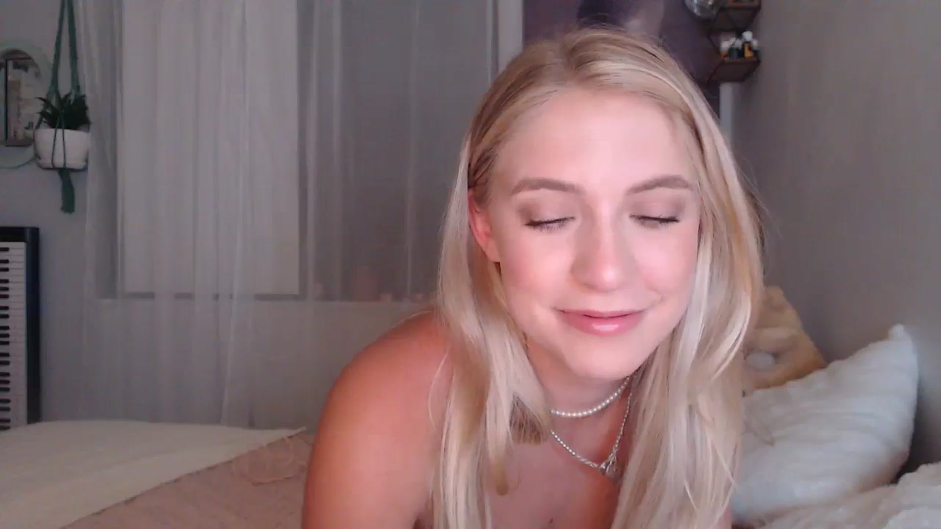 Gallery image thumbnail from Em_babyxx's myfreecams stream on, 08/09/2023, 05:58 image 2 of 20