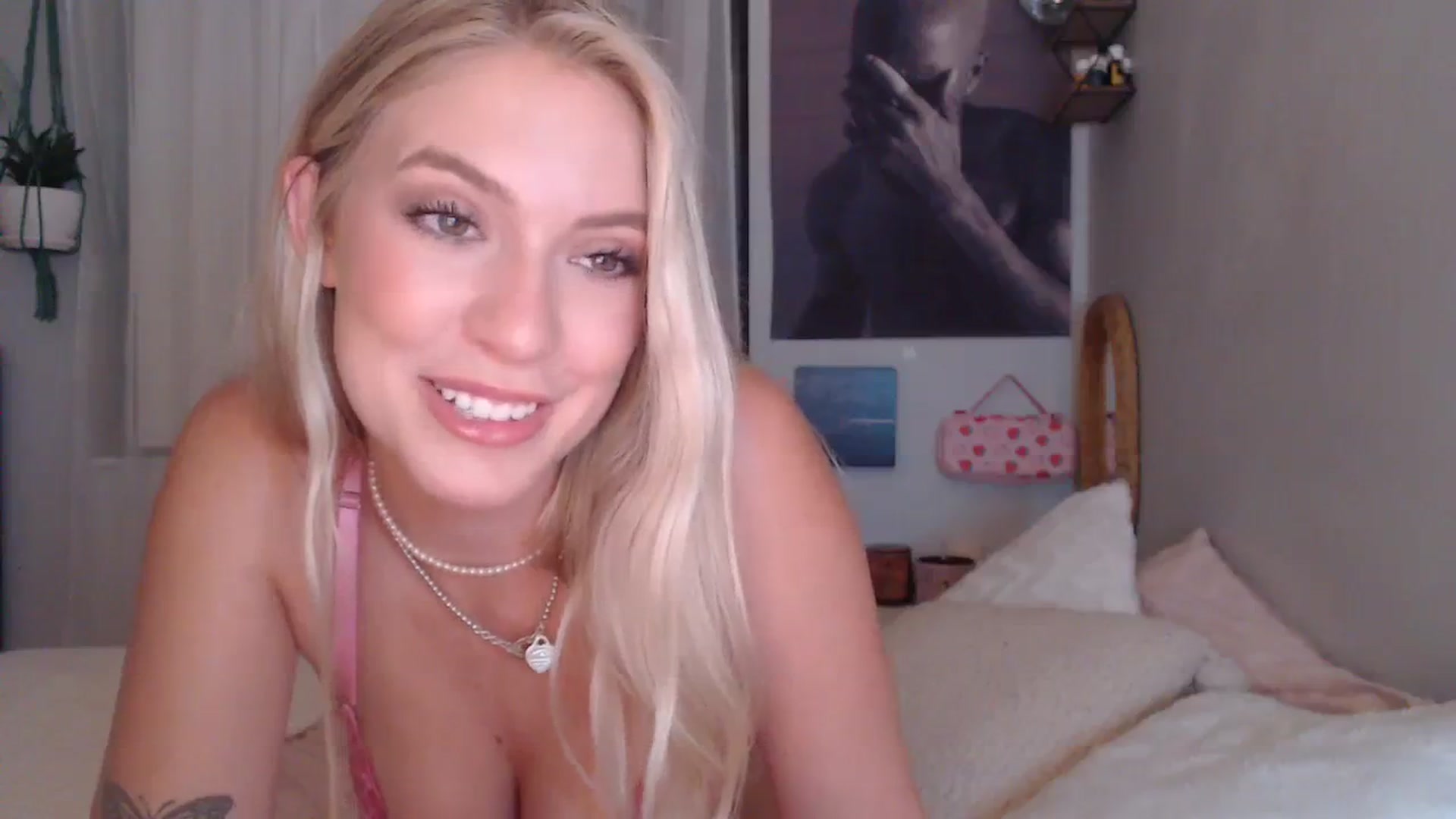 Gallery image thumbnail from Em_babyxx's myfreecams stream on, 08/10/2023, 04:50 image 13 of 20