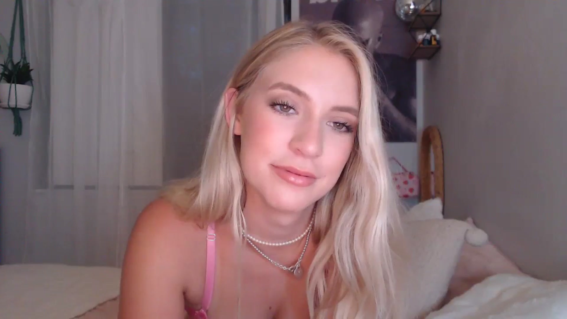 Gallery image thumbnail from Em_babyxx's myfreecams stream on, 08/10/2023, 04:50 image 3 of 20